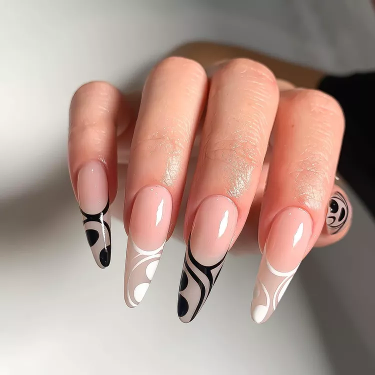 В основе Korean nails — внимание к деталям и любовь к экспериментам.