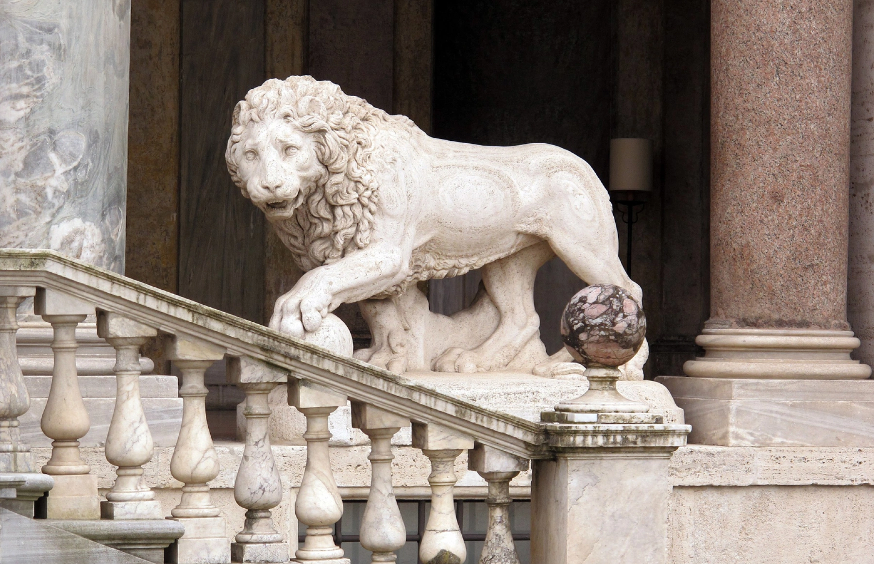 Копия льва работы Ф. Вакка на вилле Медичи (Loggia dei Leoni) в Риме