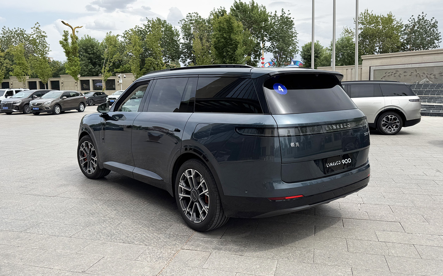 Lynk & Co 900