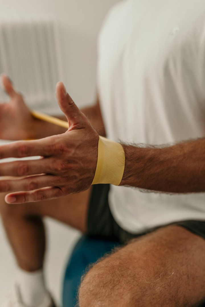 Отжимания на брусьях требуют особой осторожности при гипермобильности суставов