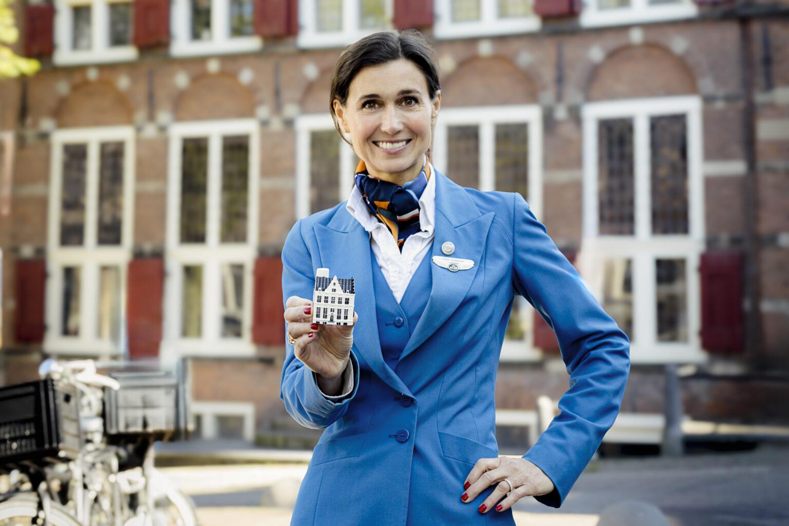 Бортпроводница KLM с сувенирным домиком