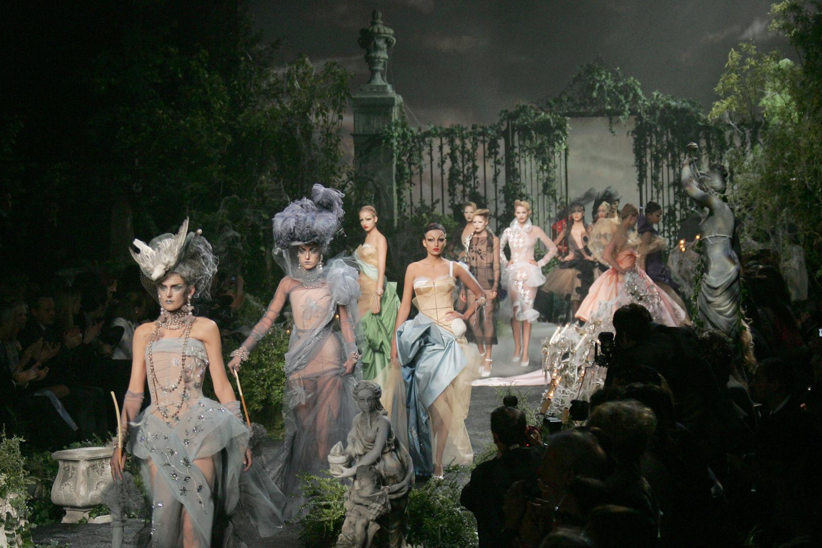 Показ DIOR Haute Couture осень-зима 2005/06 на Неделе моды в Париже