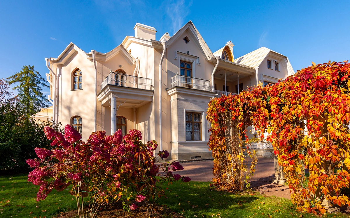 Большинство людей, строящих частные дома в последние два года, проживают в Москве и маленьких городах России