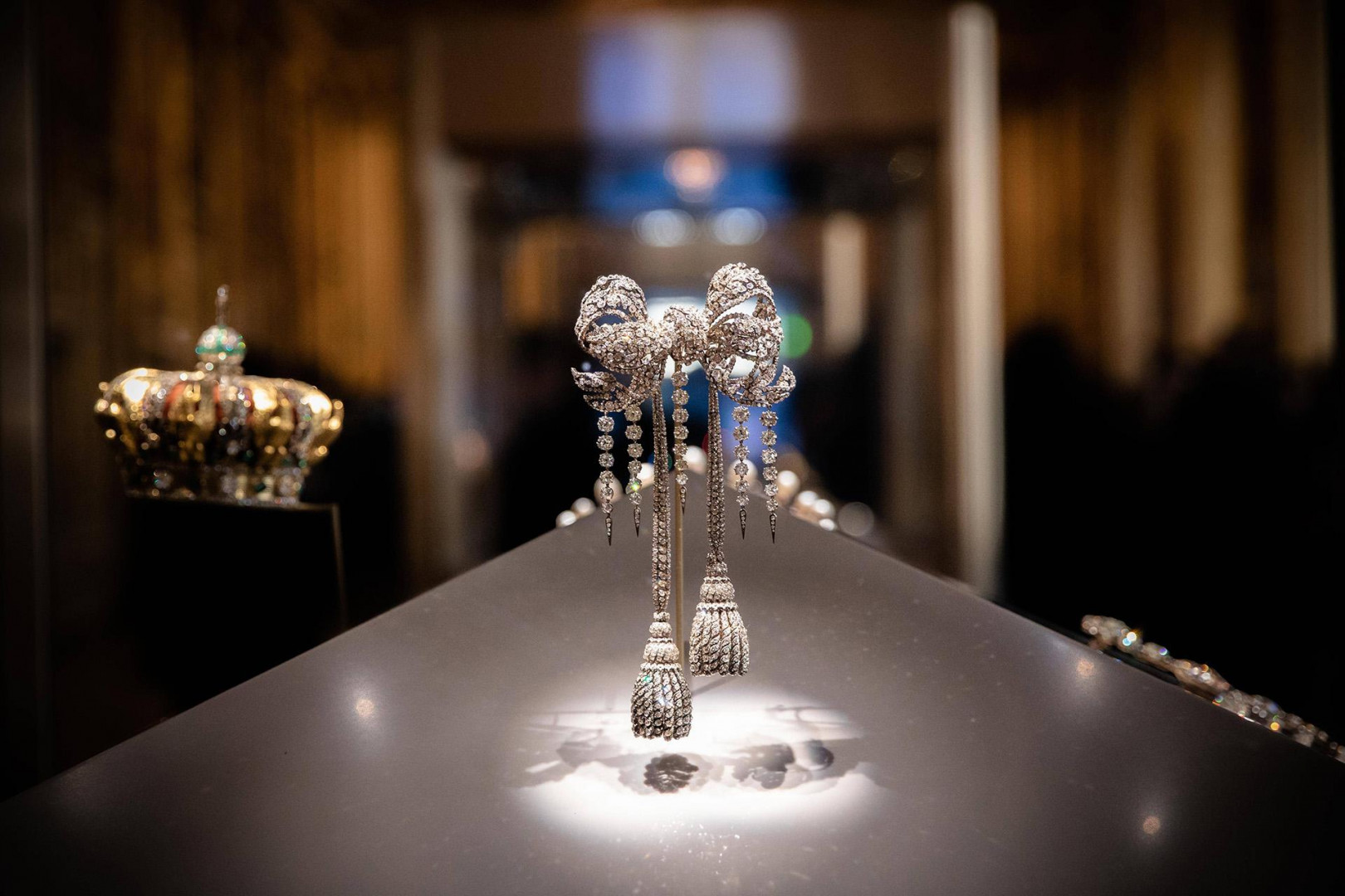 Индрустрифицированная драгоценность с камнями брошь-бант, которую носила французская императрица Евгения