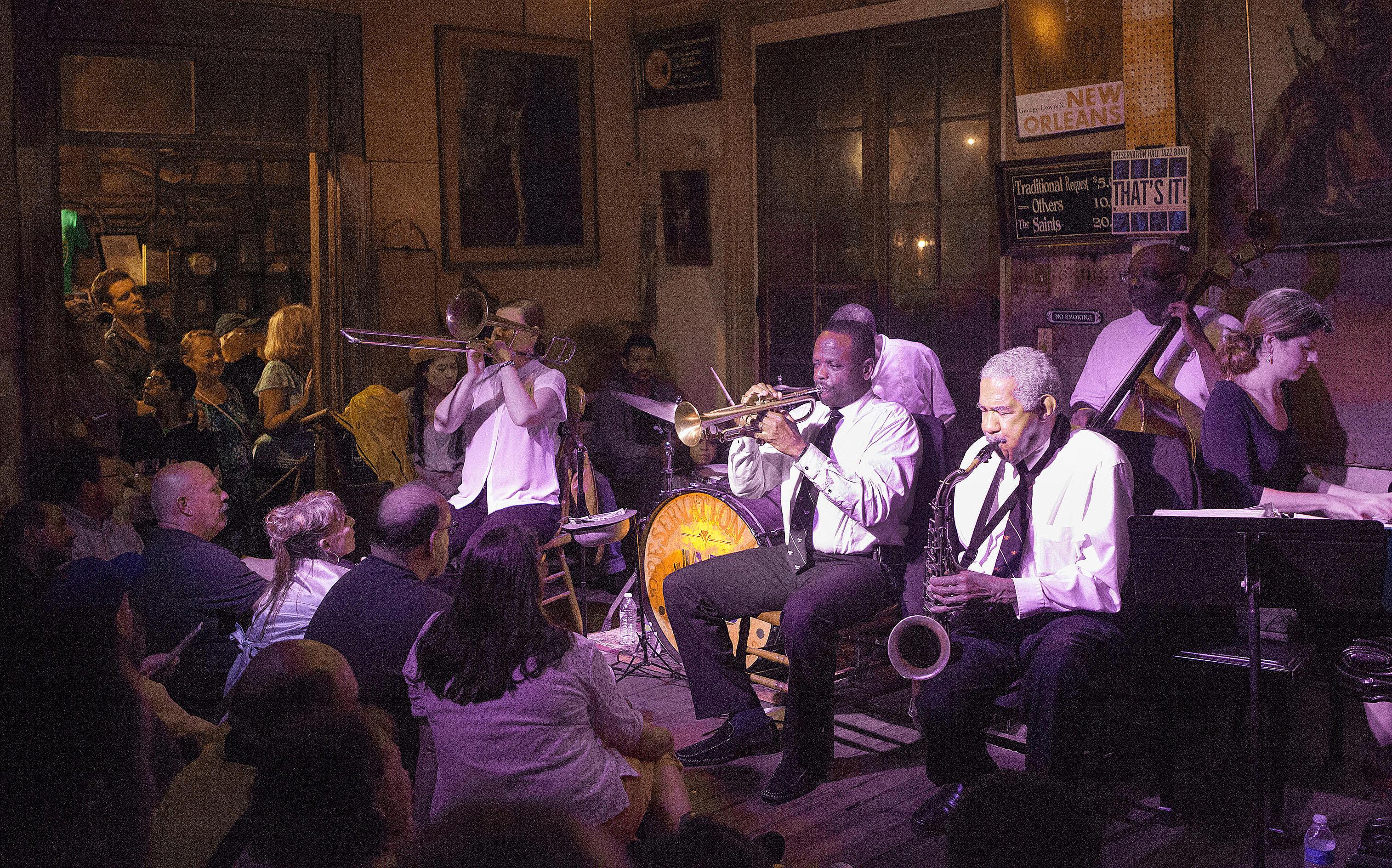 Джазовый ансамбль выступает в Preservation Hall в Новом Орлеане.