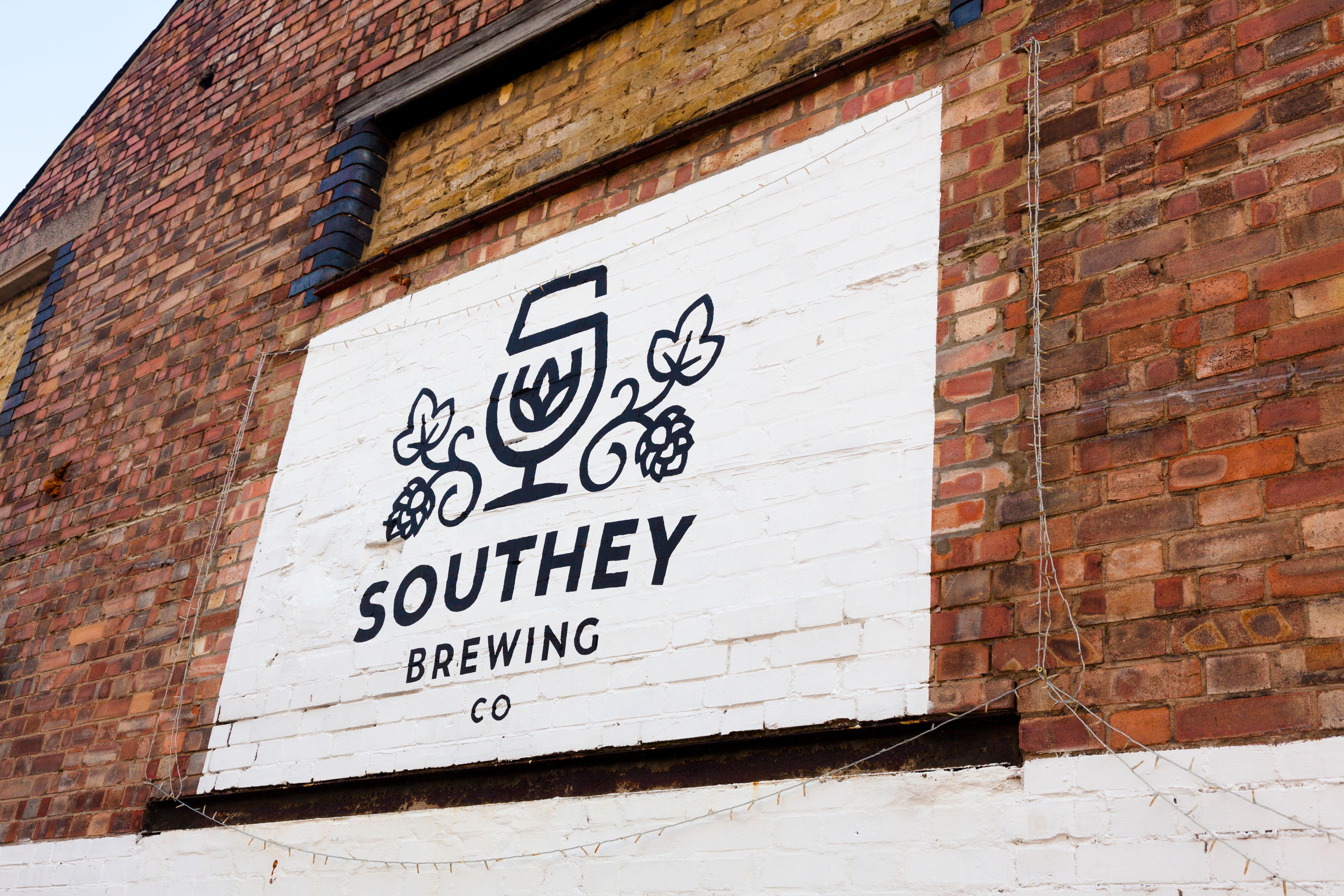 Знак Southey Brewing Co. на кирпичной стене.