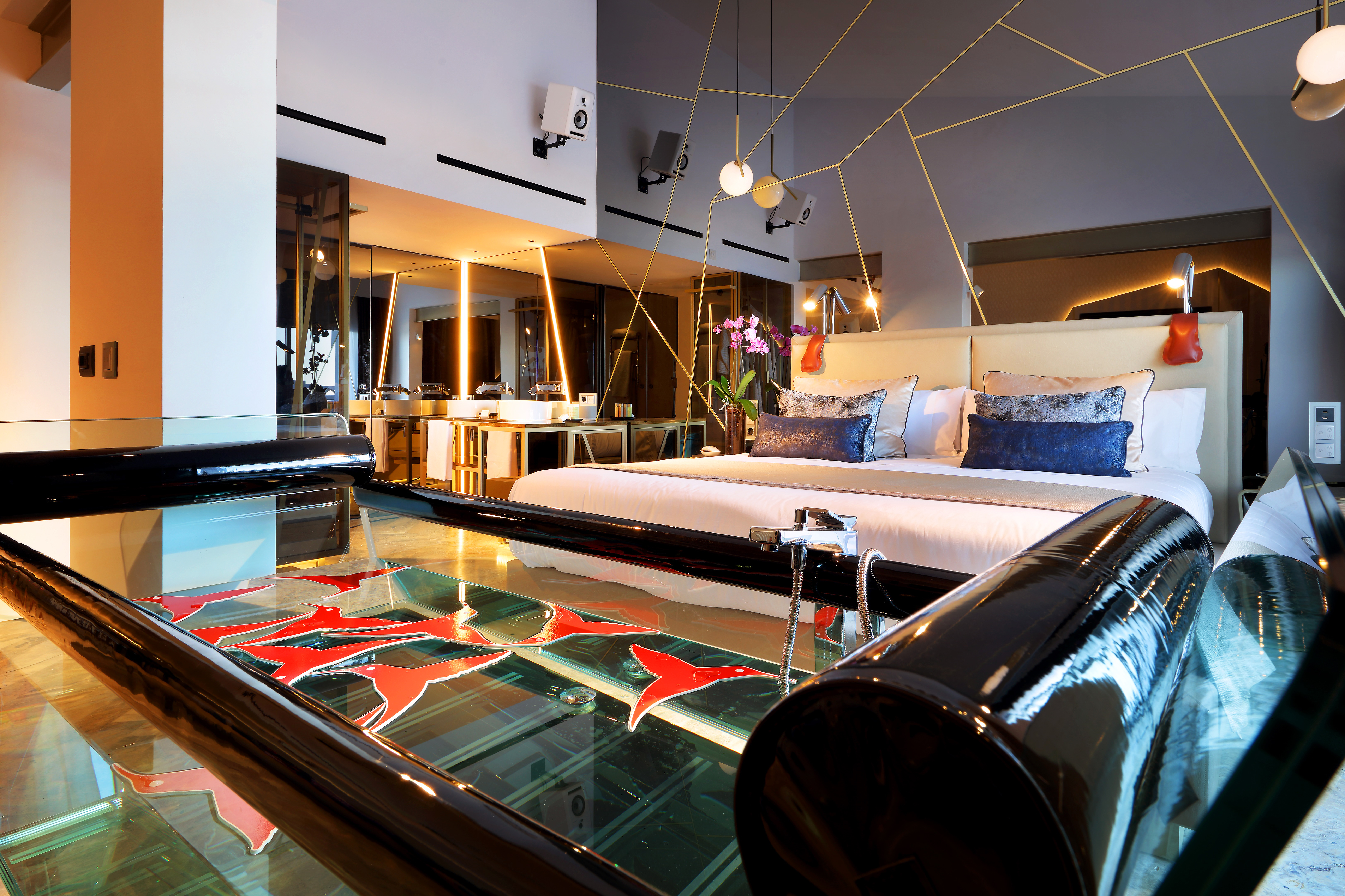 Неоновый свет и PVC отделка ванной комнаты в номере Ushuaia Ibiza Beach Hotel, одном из лучших отелей на Ибице