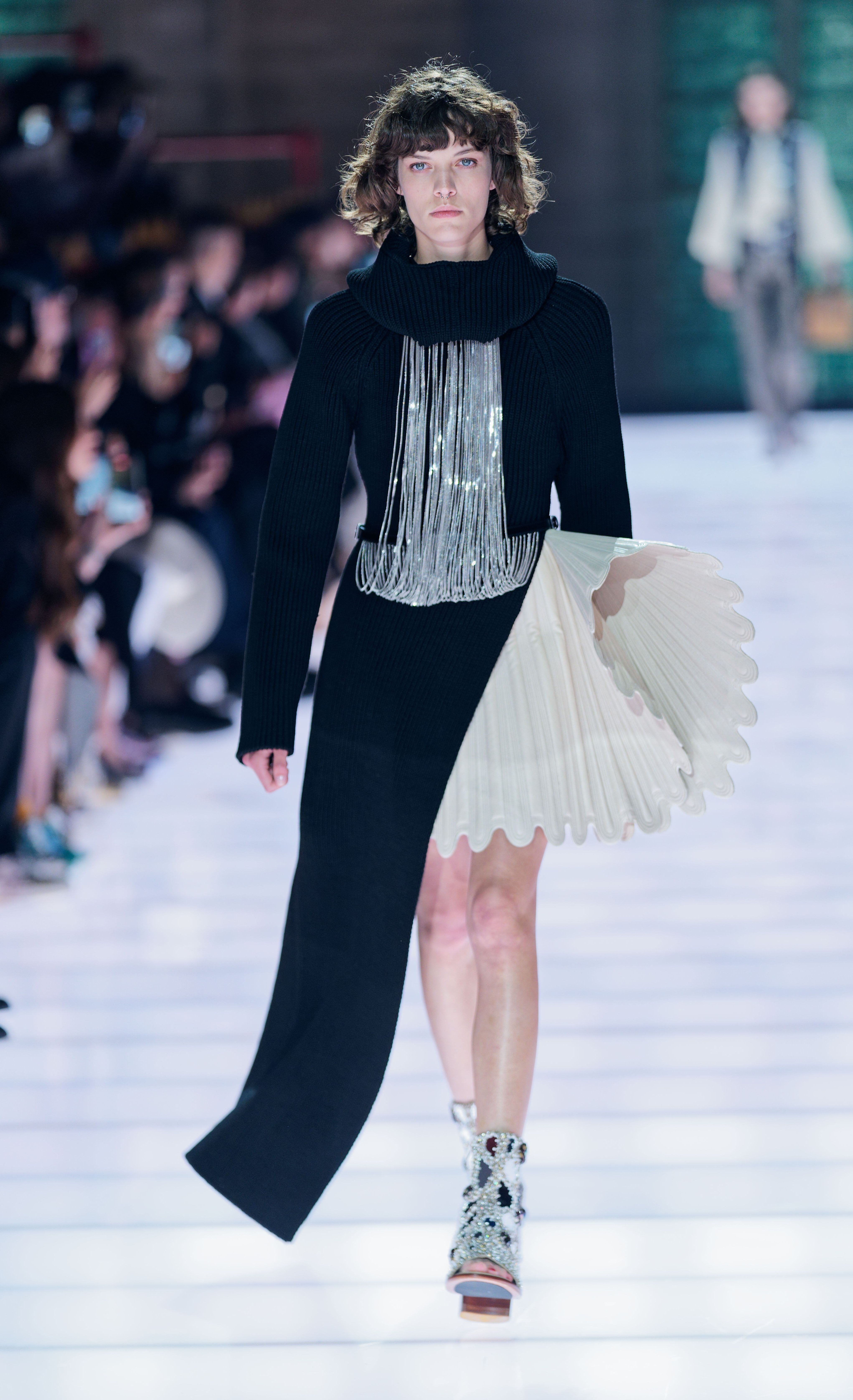Модель на подиуме Louis Vuitton Cruise 2026.
