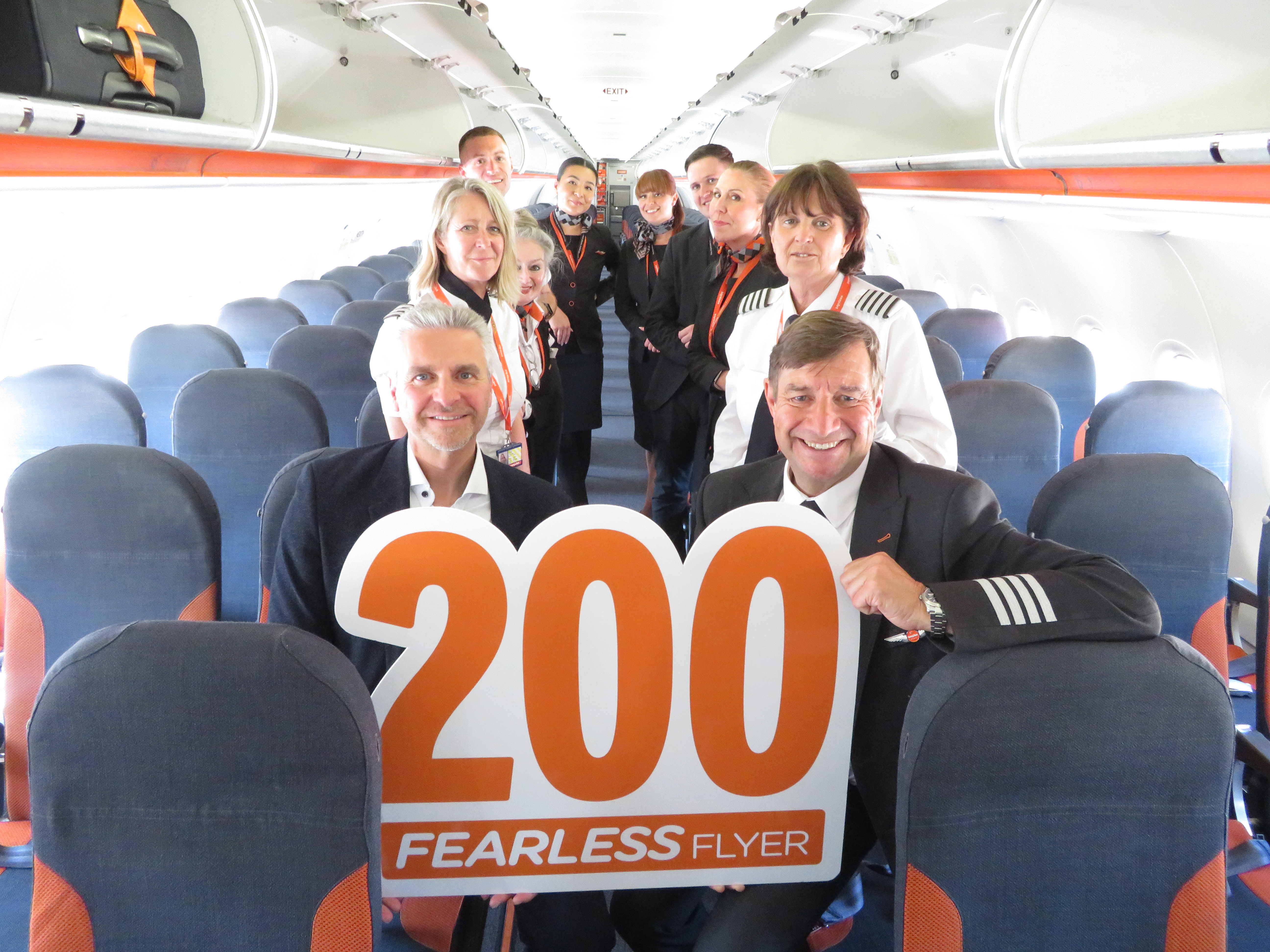Фото команды EasyJet, отмечающей 200 участников Fearless Flyer на самолете.