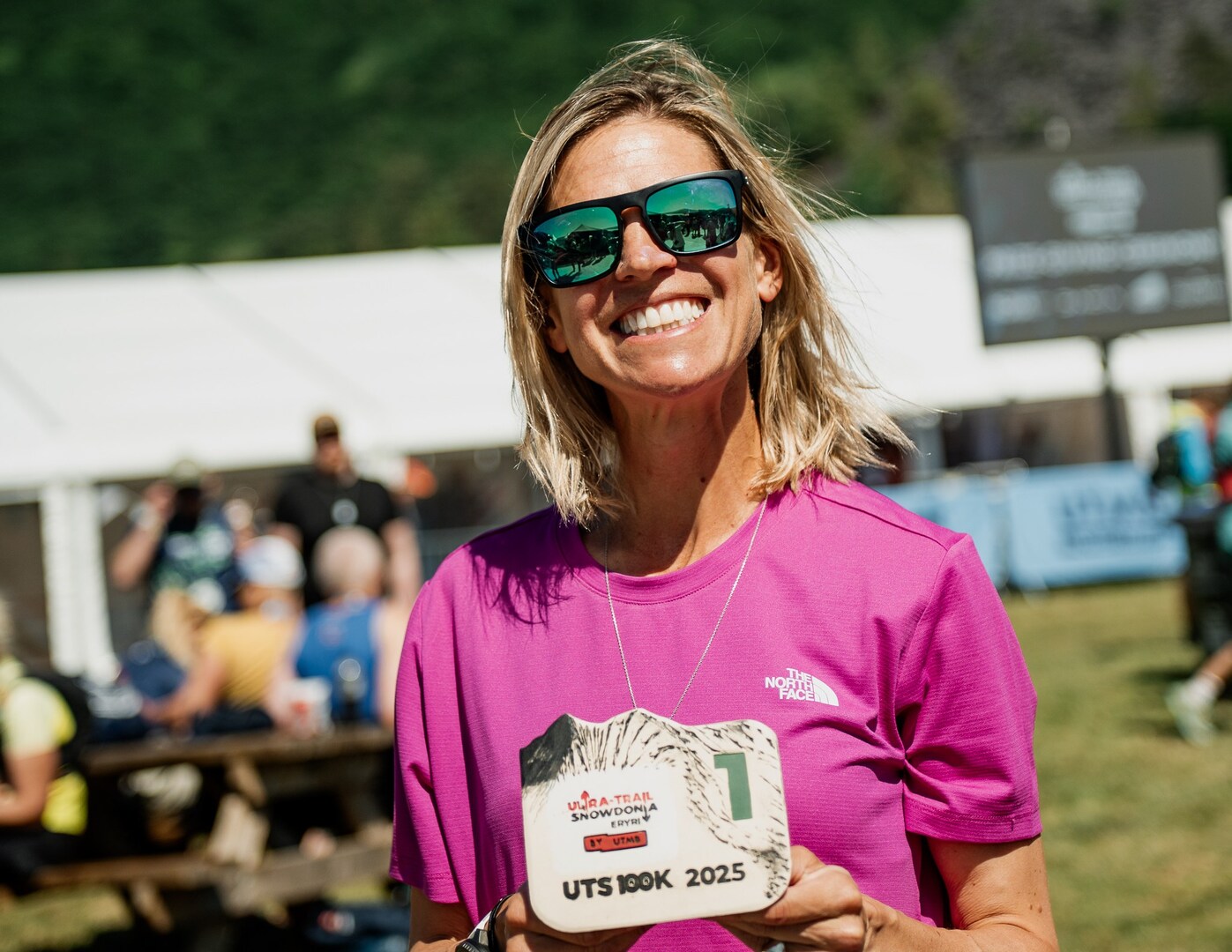 Стефани Кейс с медалью финишера Ultra-Trail Snowdonia 100k 2025.
