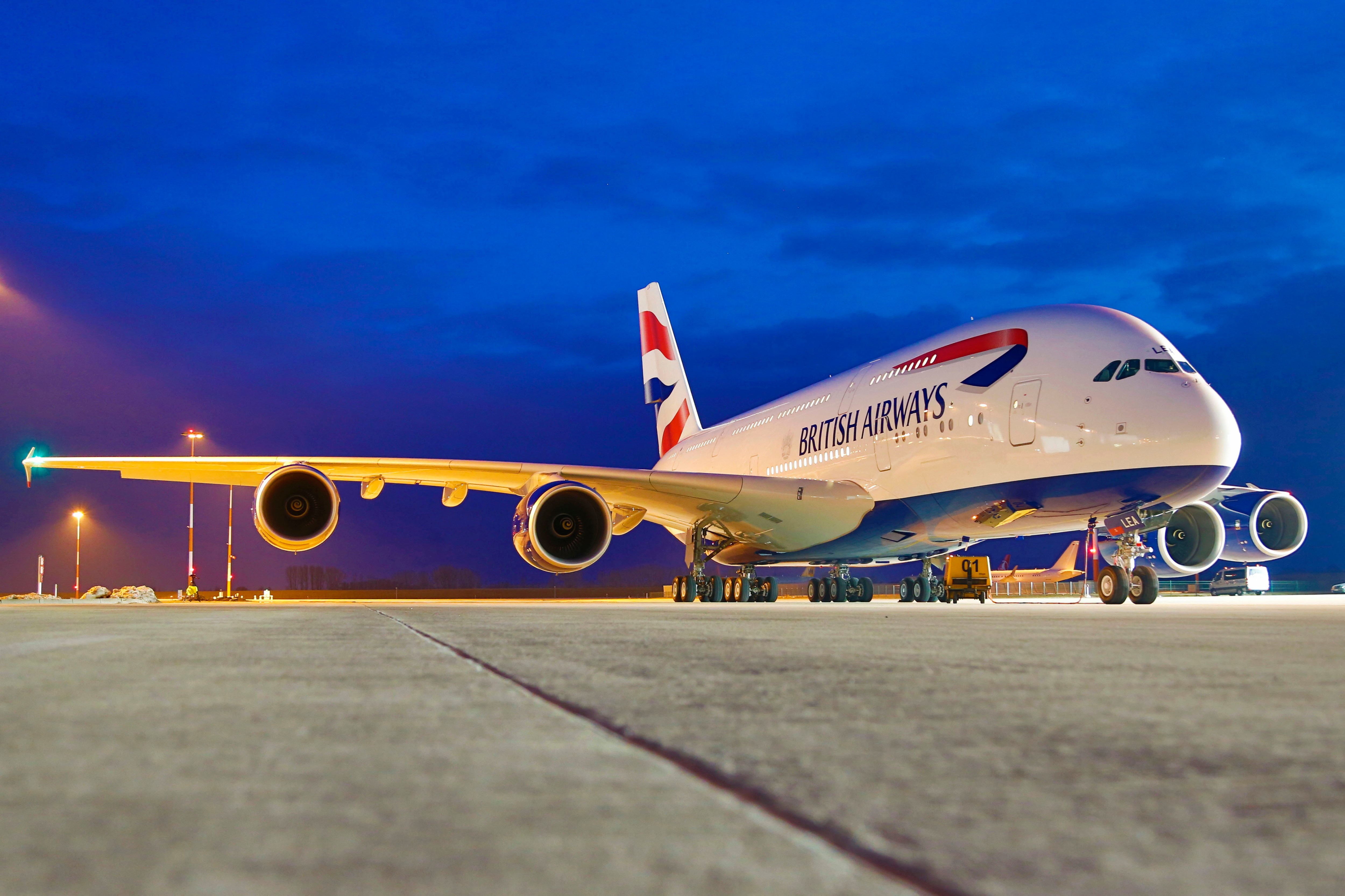 Авиалайнер British Airways Airbus A380 на взлетной полосе