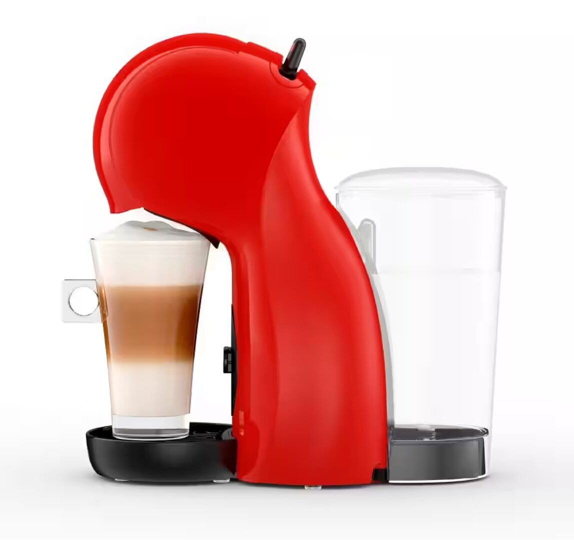 Красная кофемашина DeLonghi, готовящая латте.
