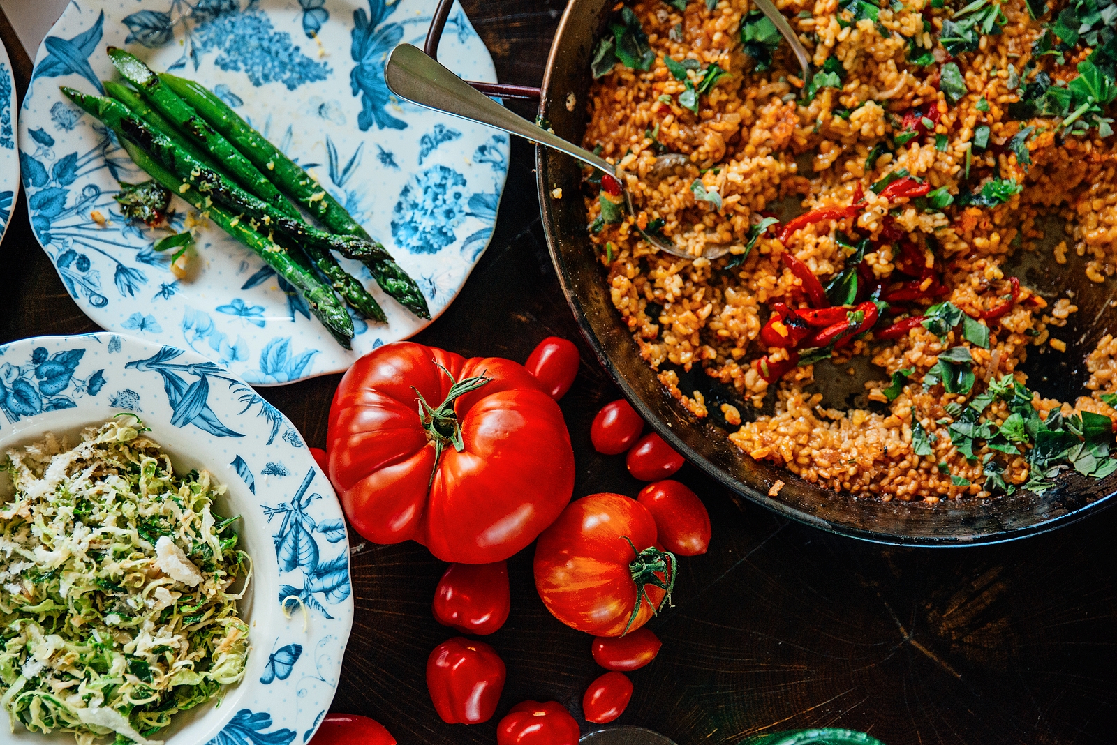 Лесная кухня в Limewood с паэльей, жареной спаржей и салатом.