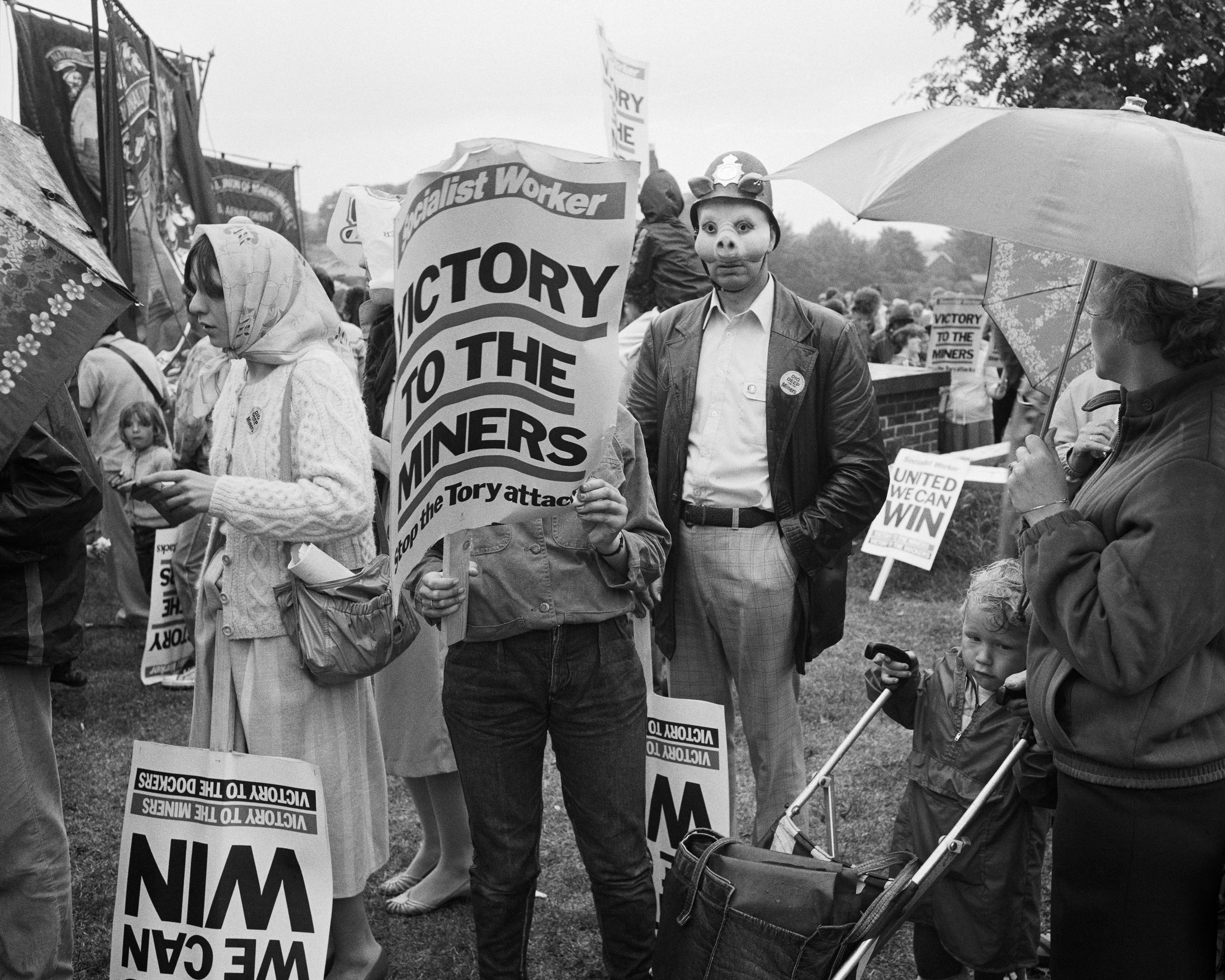 Семьи собираются под дождем на митинге в Дереме, 14 июля 1984 года