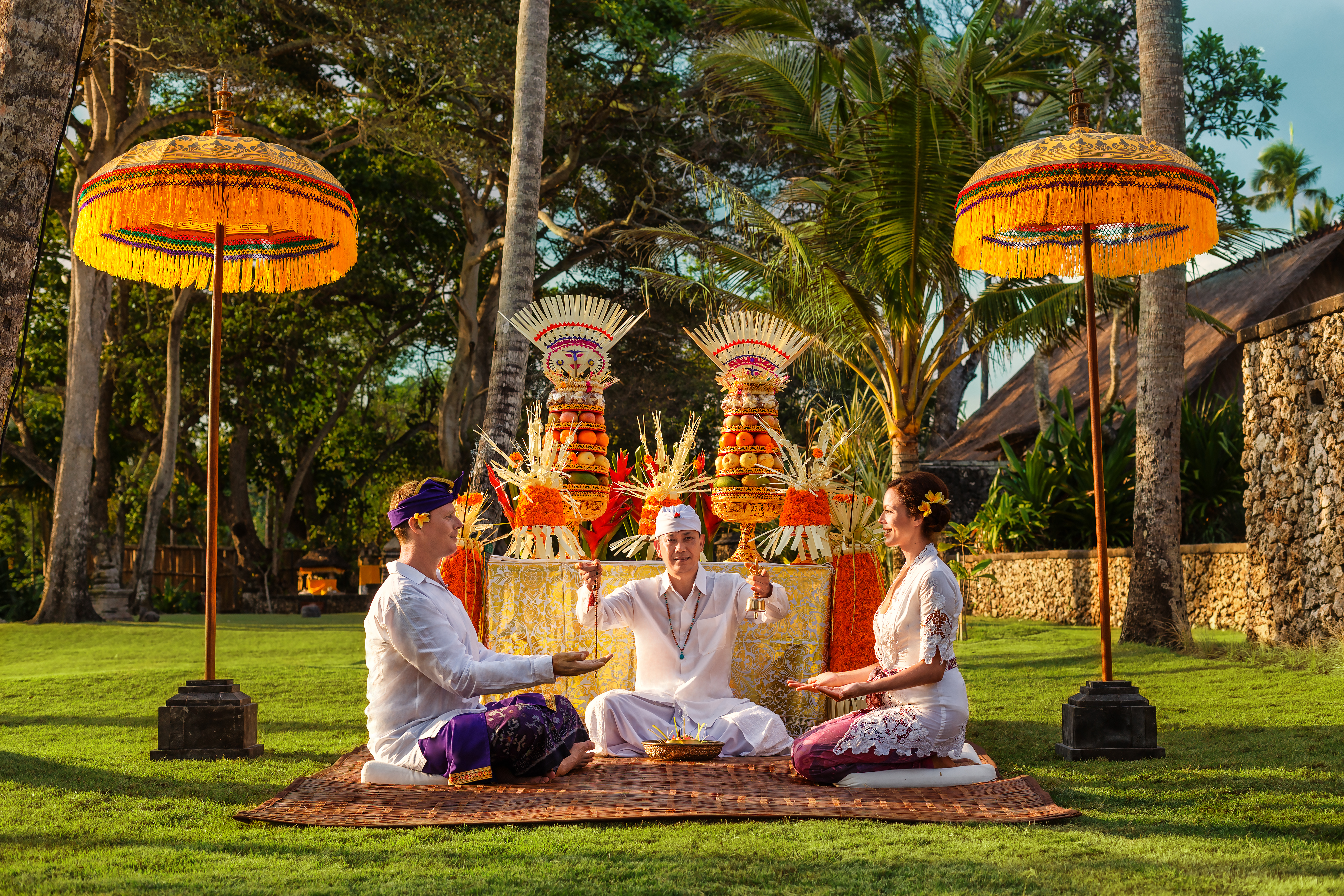 Подготовка к свадебной церемонии в The Oberoi Beach Resort Bali, Семиняк, лучшем месте для пар.