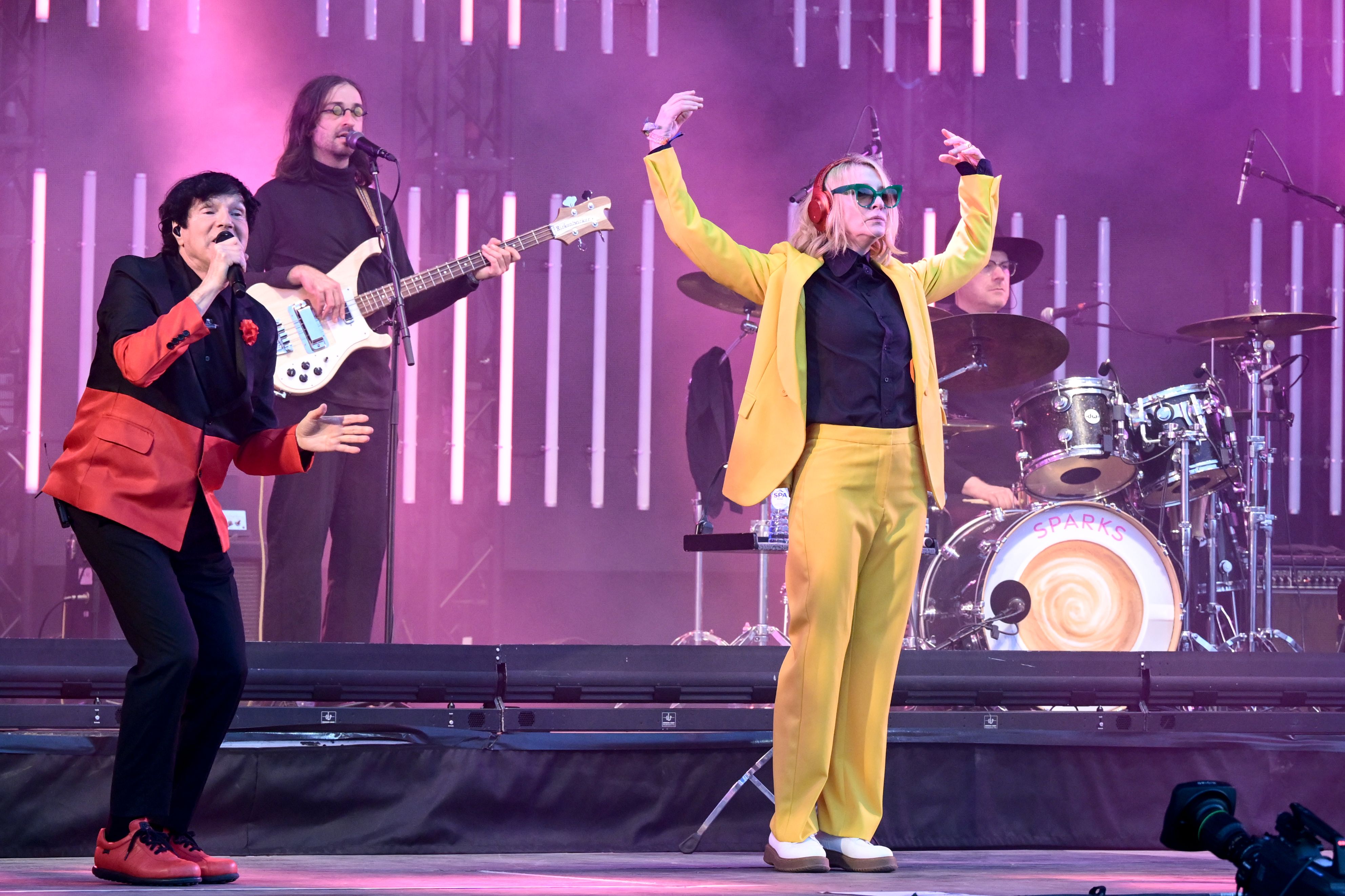 Sparks и Кейт Бланшетт выступают на сцене на фестивале Гластонбери.