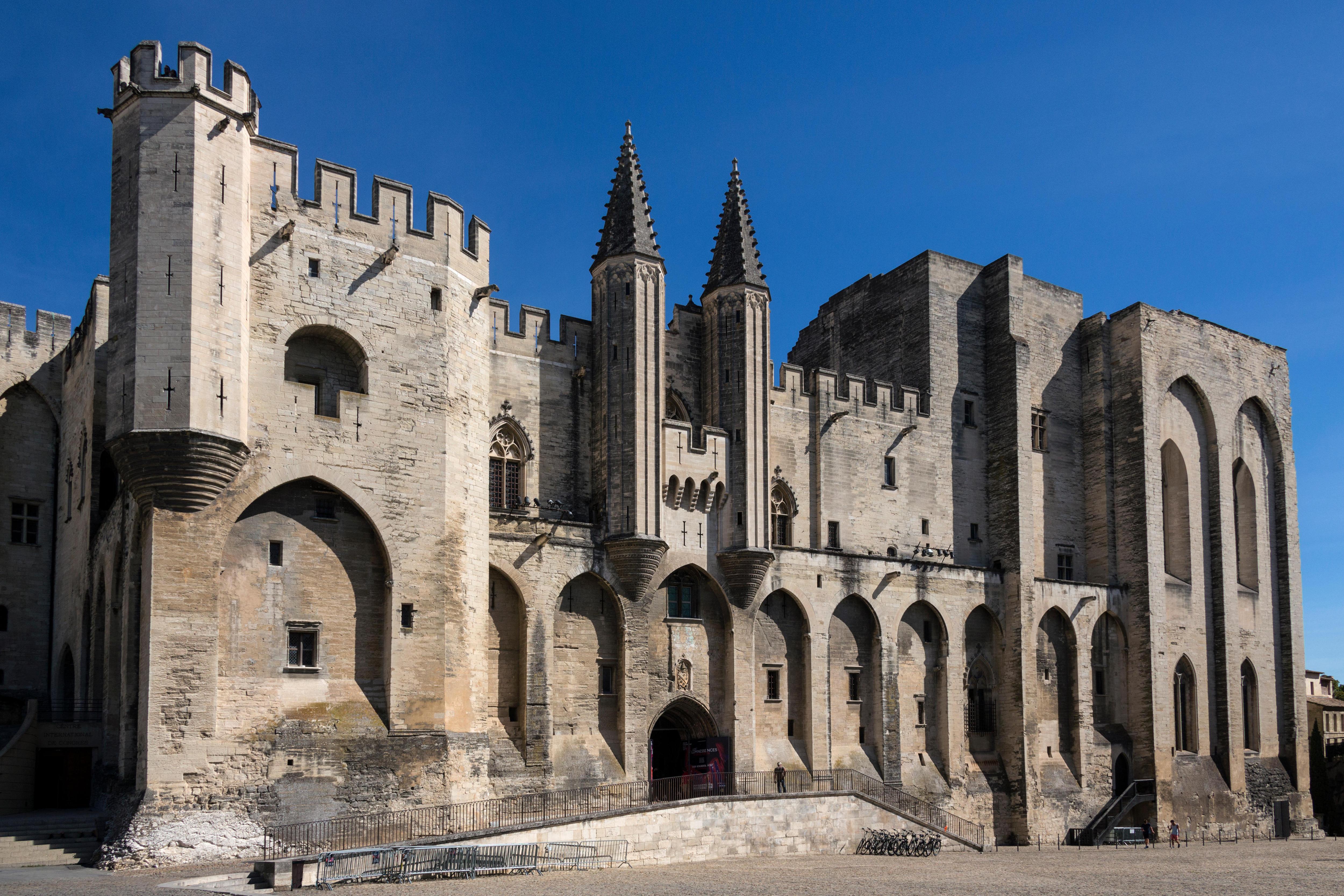 П palais des Papes является исторической достопримечательностью, демонстрирующей папскую власть в Авиньоне