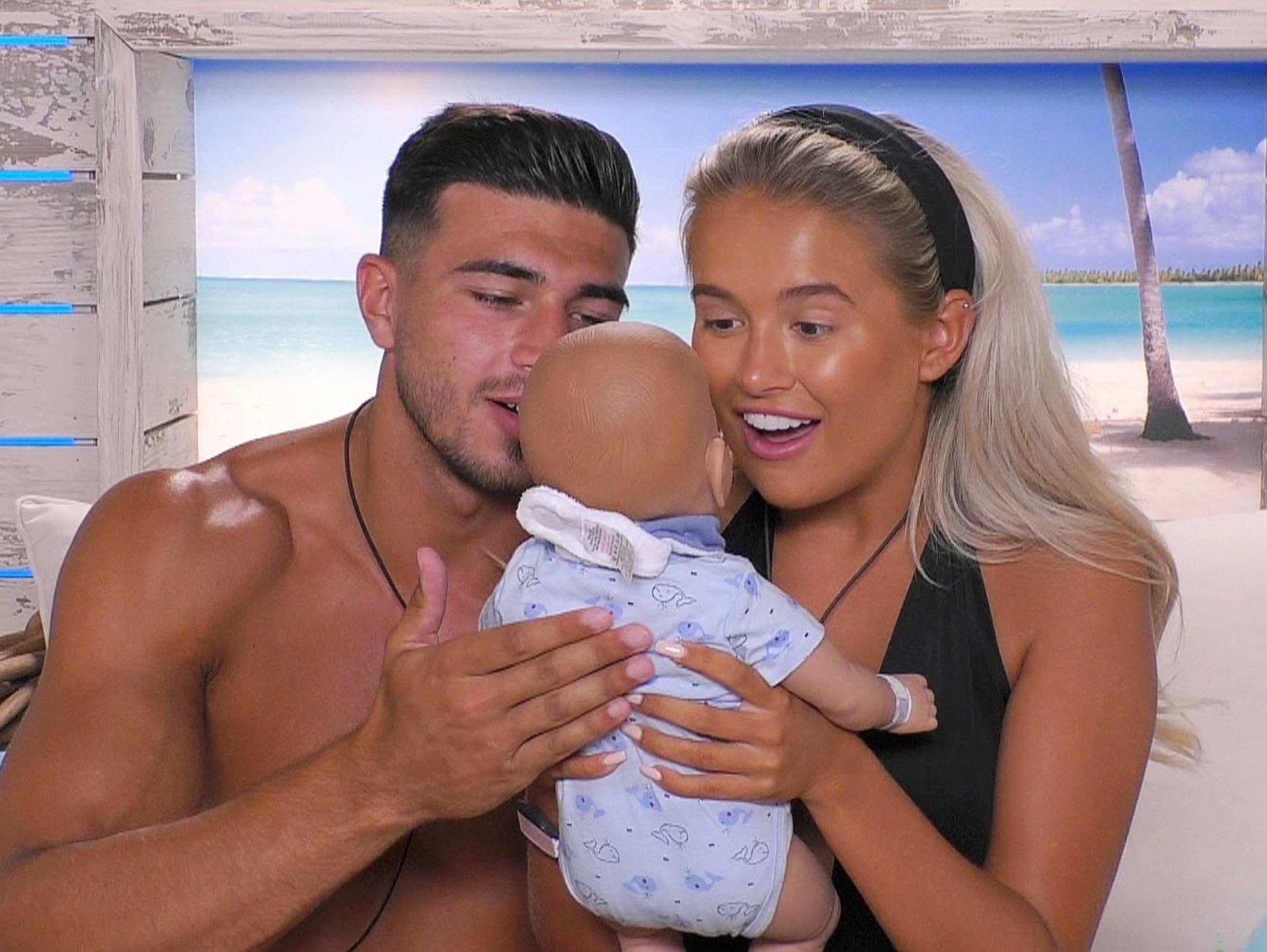 Томми Фьюри и Молли-Мэй Хейг, держащие ребенка на Love Island.