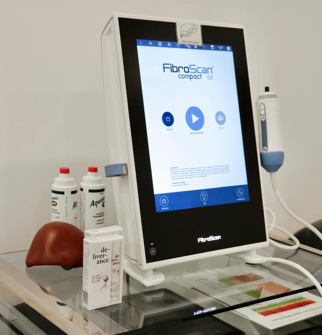 Компактное устройство FibroScan с сопутствующими продуктами.