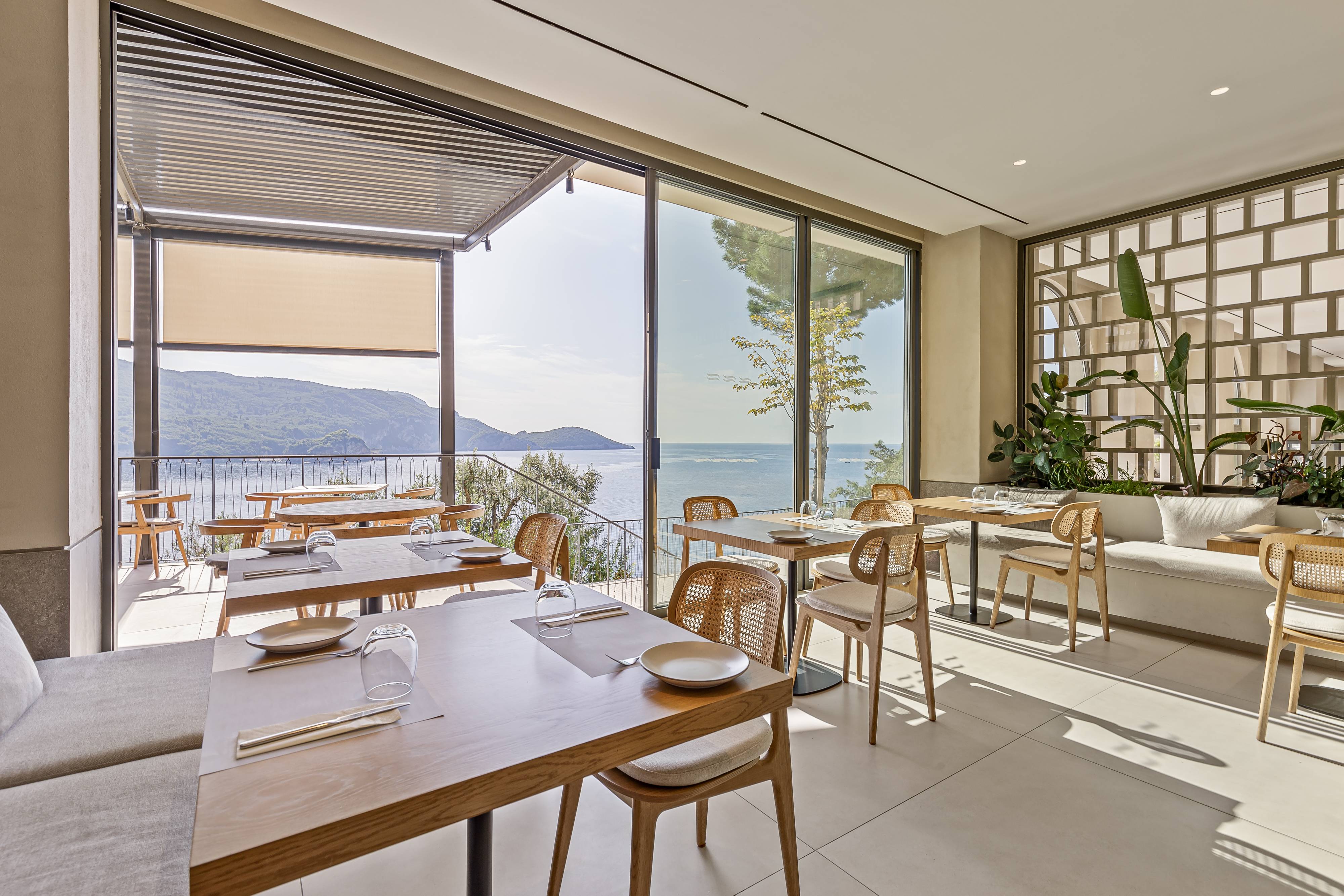 Столовая с видом на море в отеле Akrotiri Beach Resort на Корфу