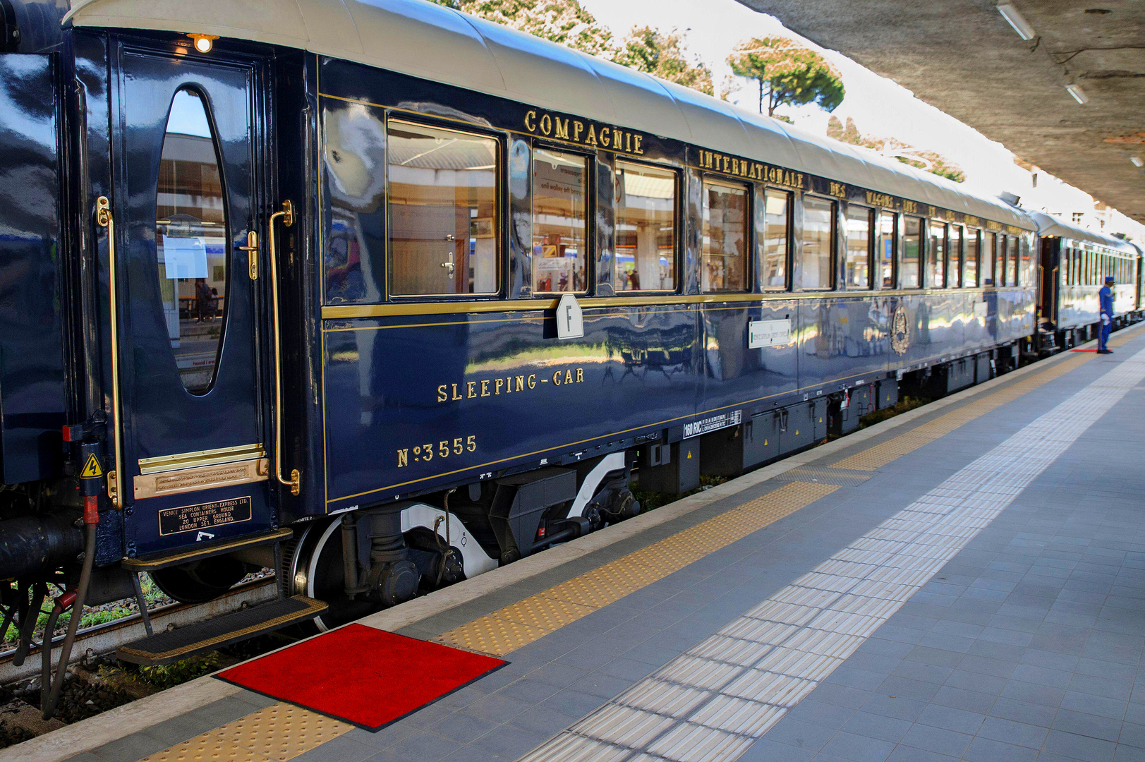 Venice-Simplon-Orient-Express на станции в Риме, один из лучших спальных поездов Европы