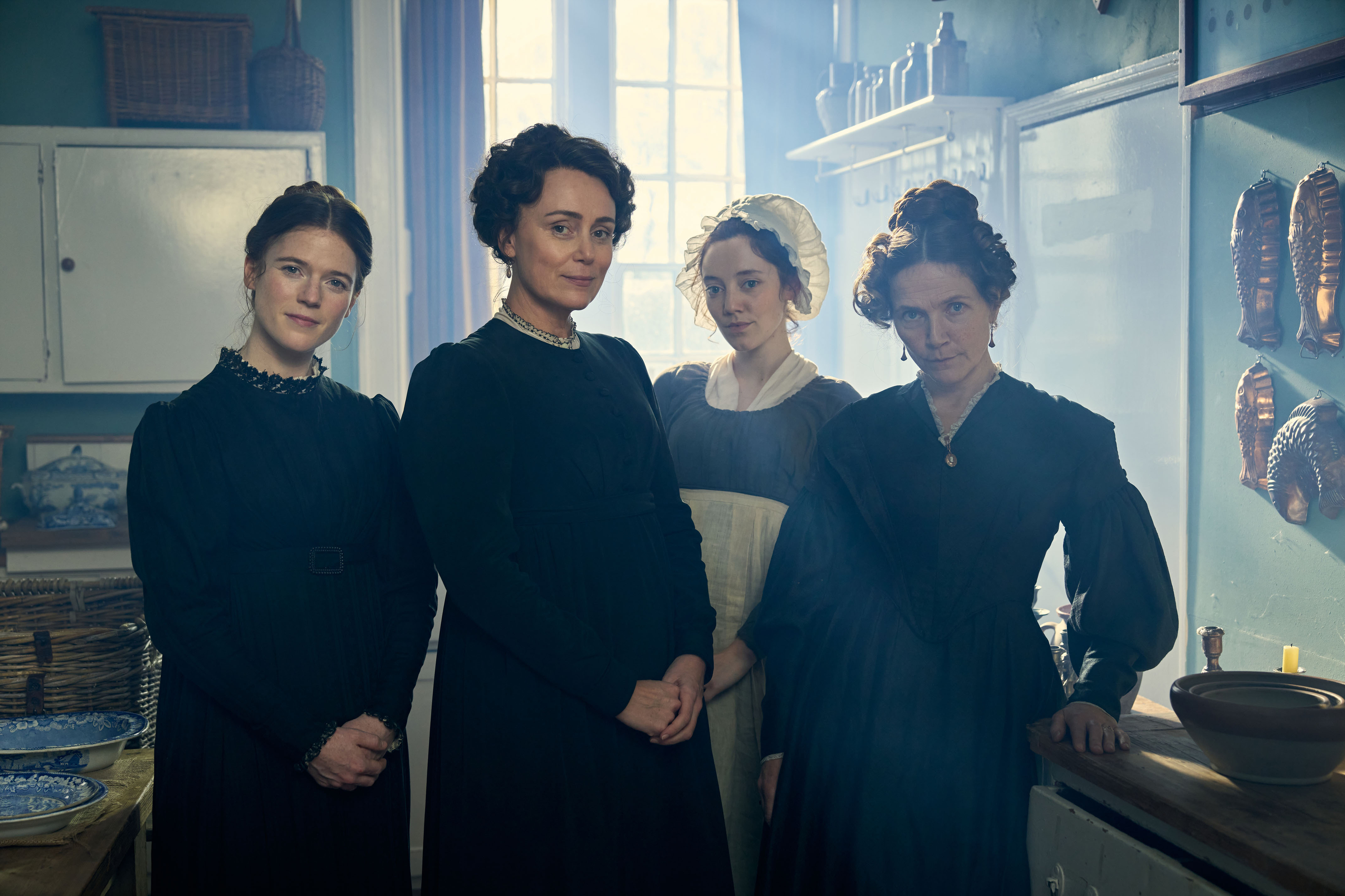 Рекламная фотография четырех женщин в исторических нарядах из ТВ-сериала Мисс Остин.