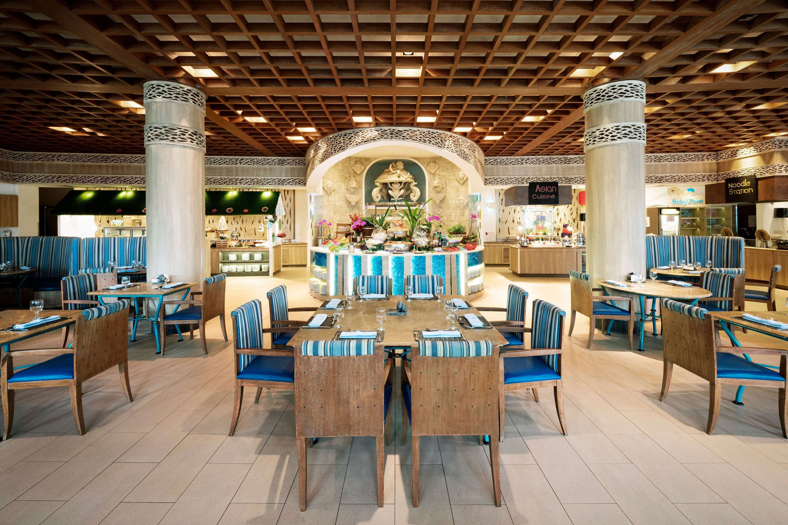 Обеденная зона в отеле Shangri-La Rasa Sentosa в Сингапуре