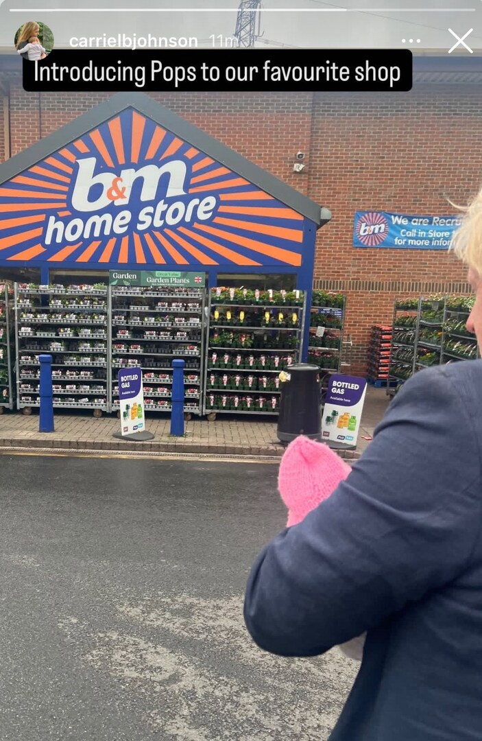Фото магазина B&M с растениями снаружи, человек, держащий розовый предмет, и текст, говорящий 
