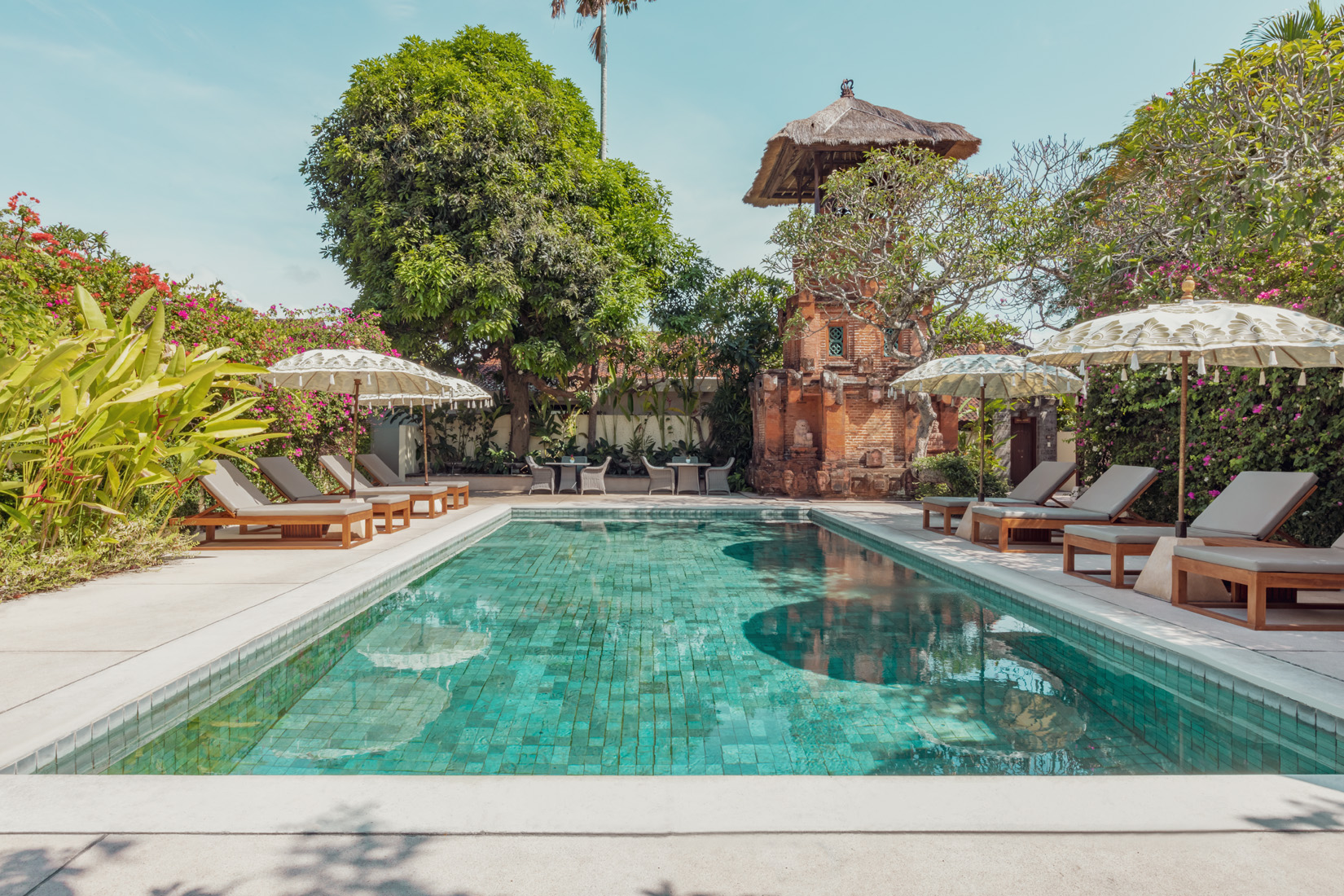 Основной бассейн в The Pavilions Bali, Санур, известный своей интимной романтической атмосферой.