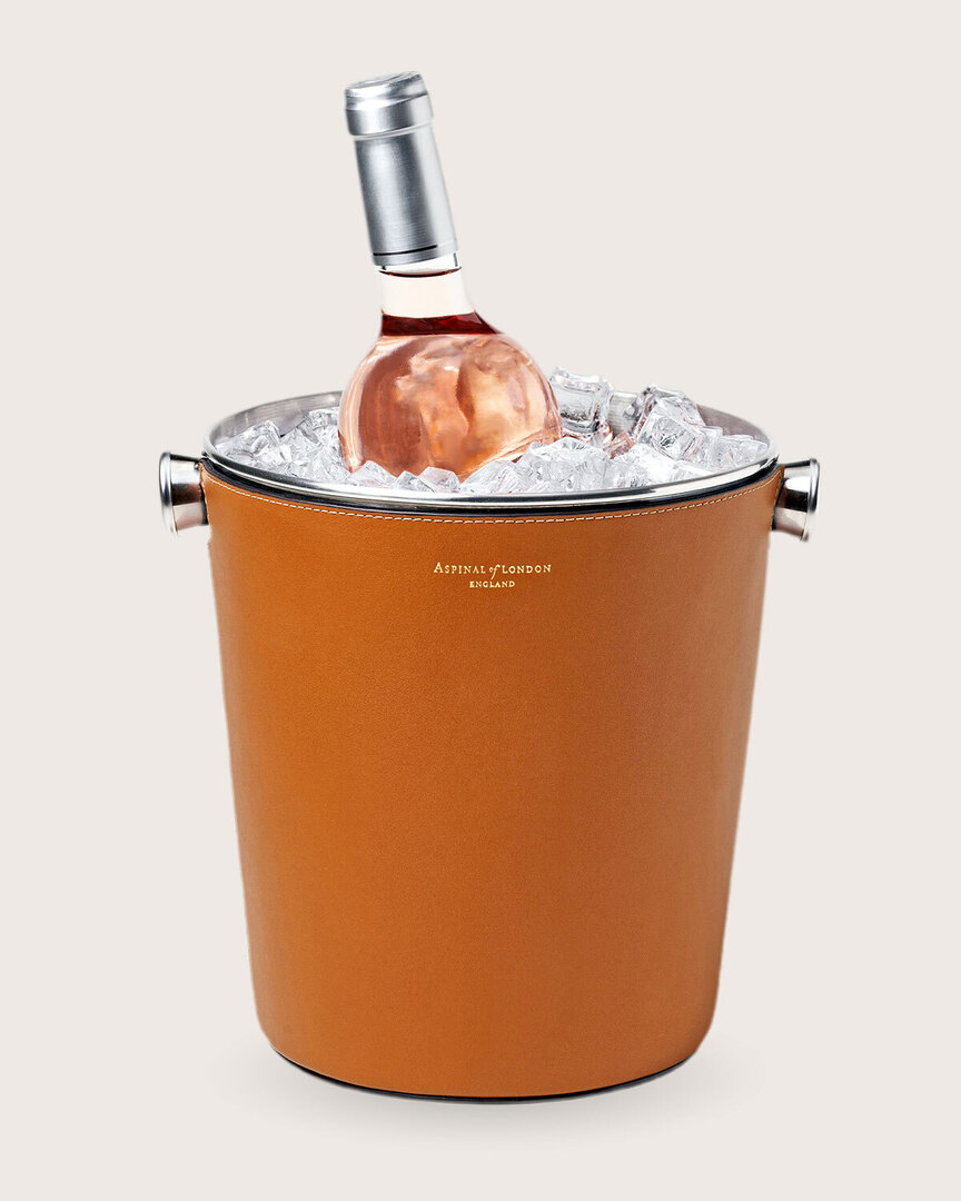 Кожаный охладитель для вина цвета загара с бутылкой розового вина.