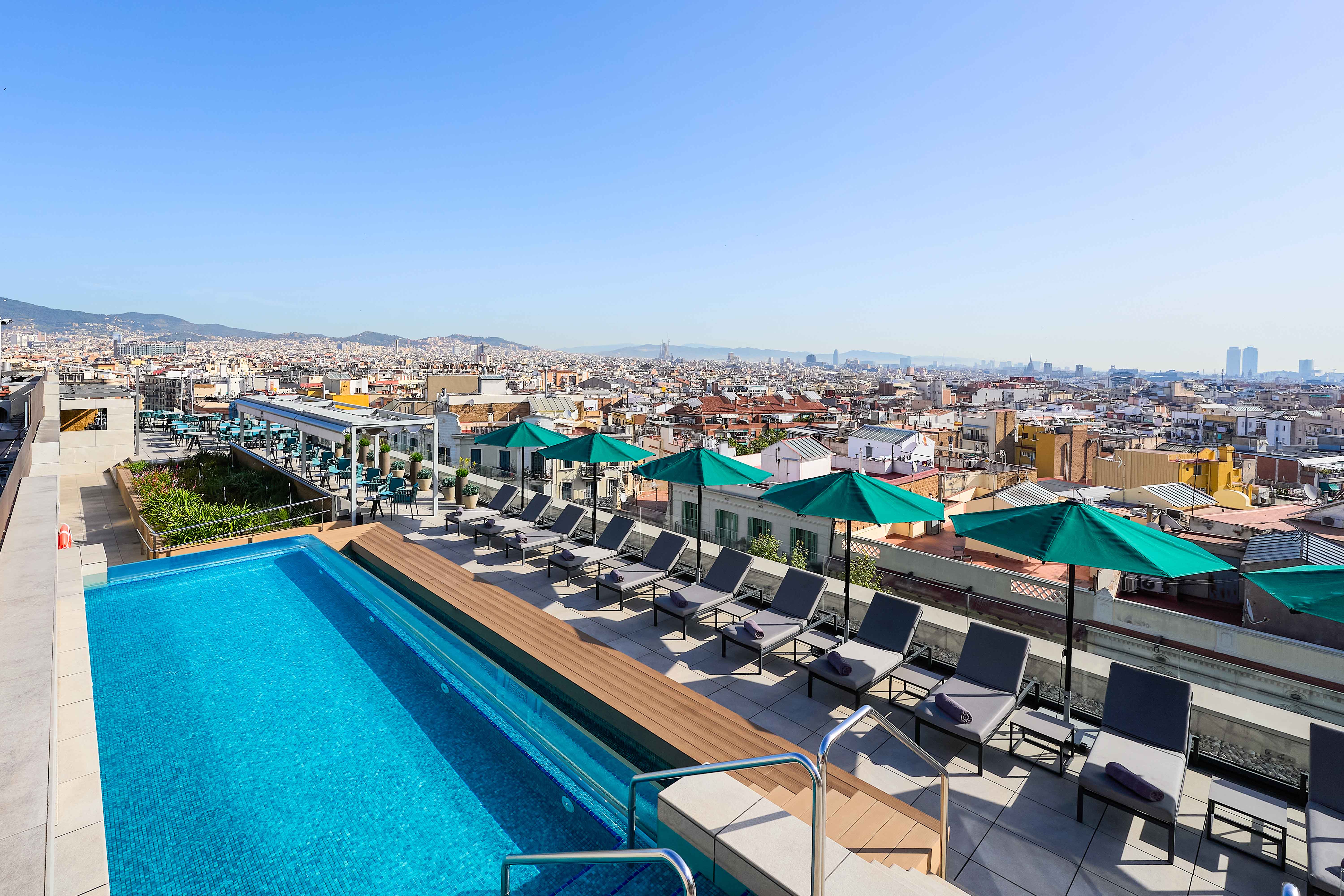 Крыша с бассейном и видами на город в отеле Intercontinental Barcelona, Испания