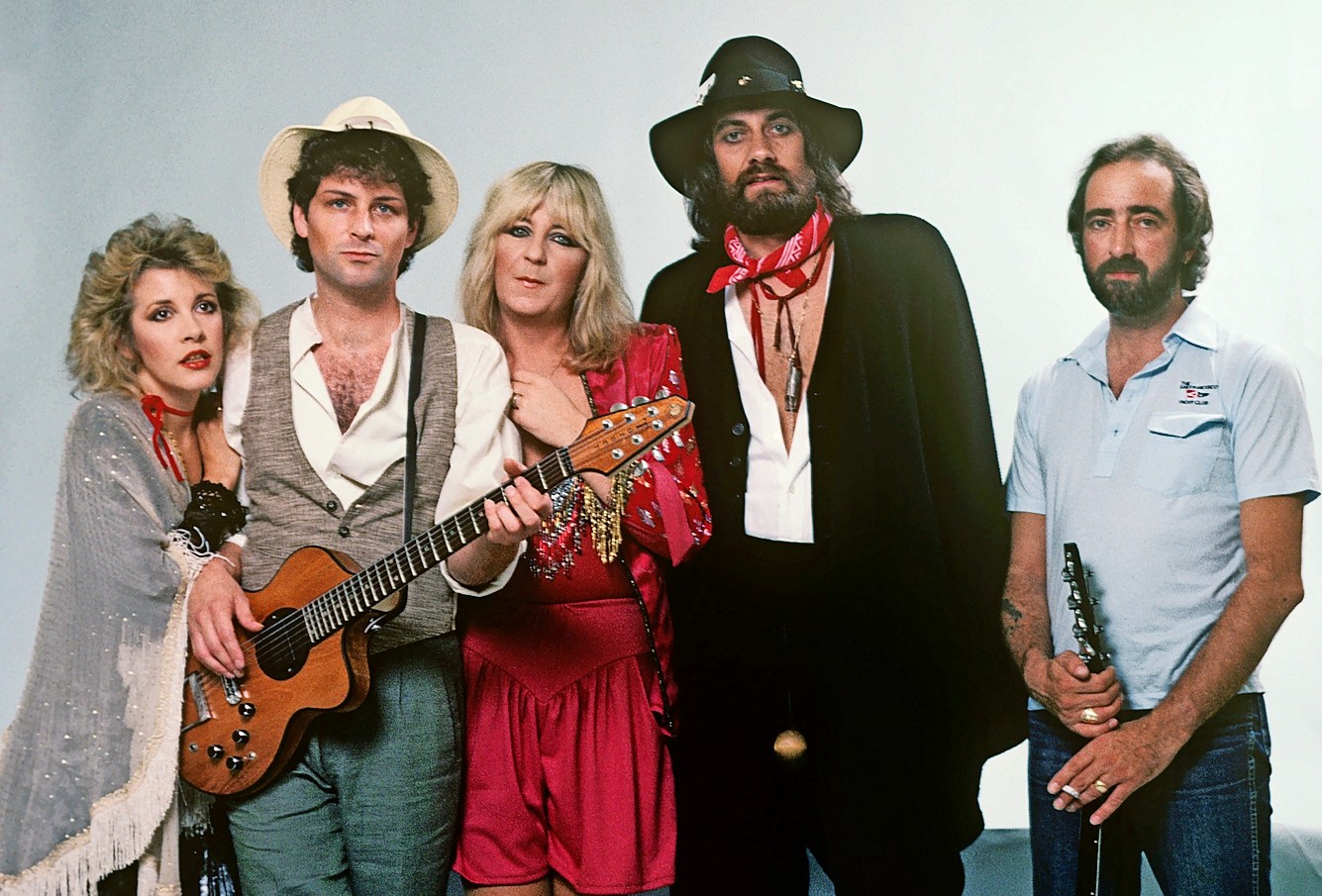 Фото участников группы Fleetwood Mac, позирующих вместе.