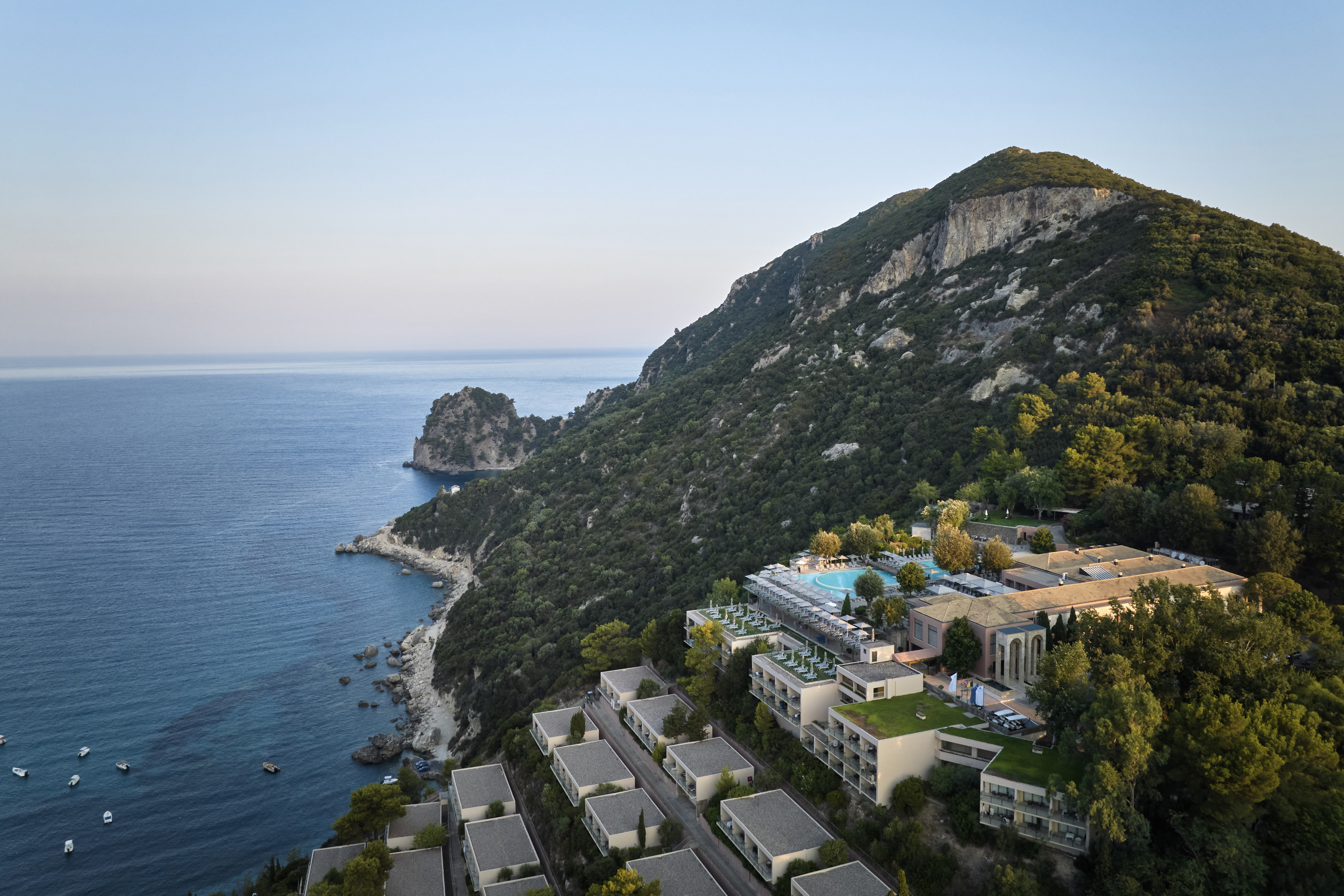 Курорт Atlantica Grand Mediterraneo находится на склоне с видом на Ионическое море