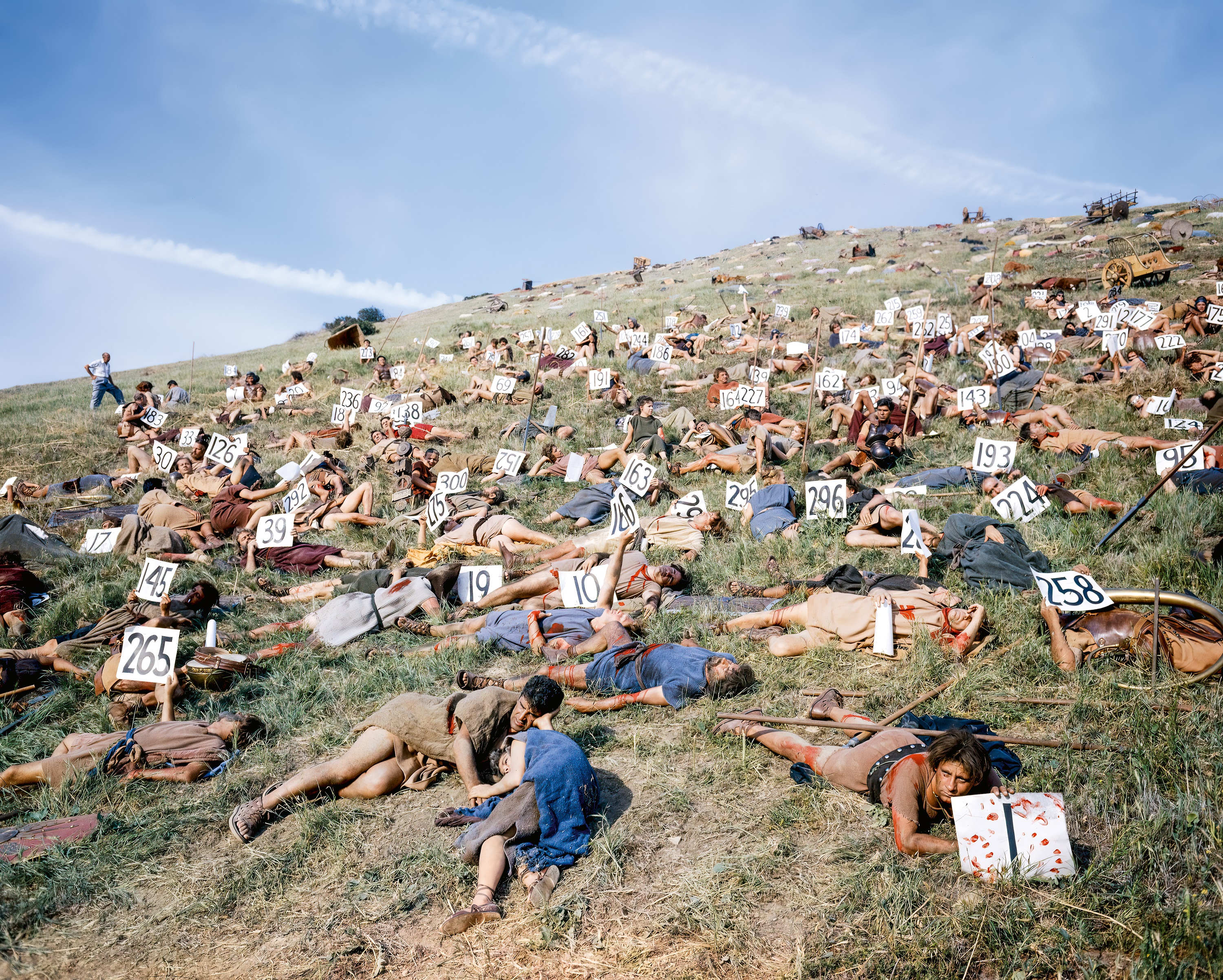 Закланные дублеры в Спартаке (1960) держат пронумерованные карточки, чтобы режиссер, Стэнли Кубрик, мог точно указать им, как стоять