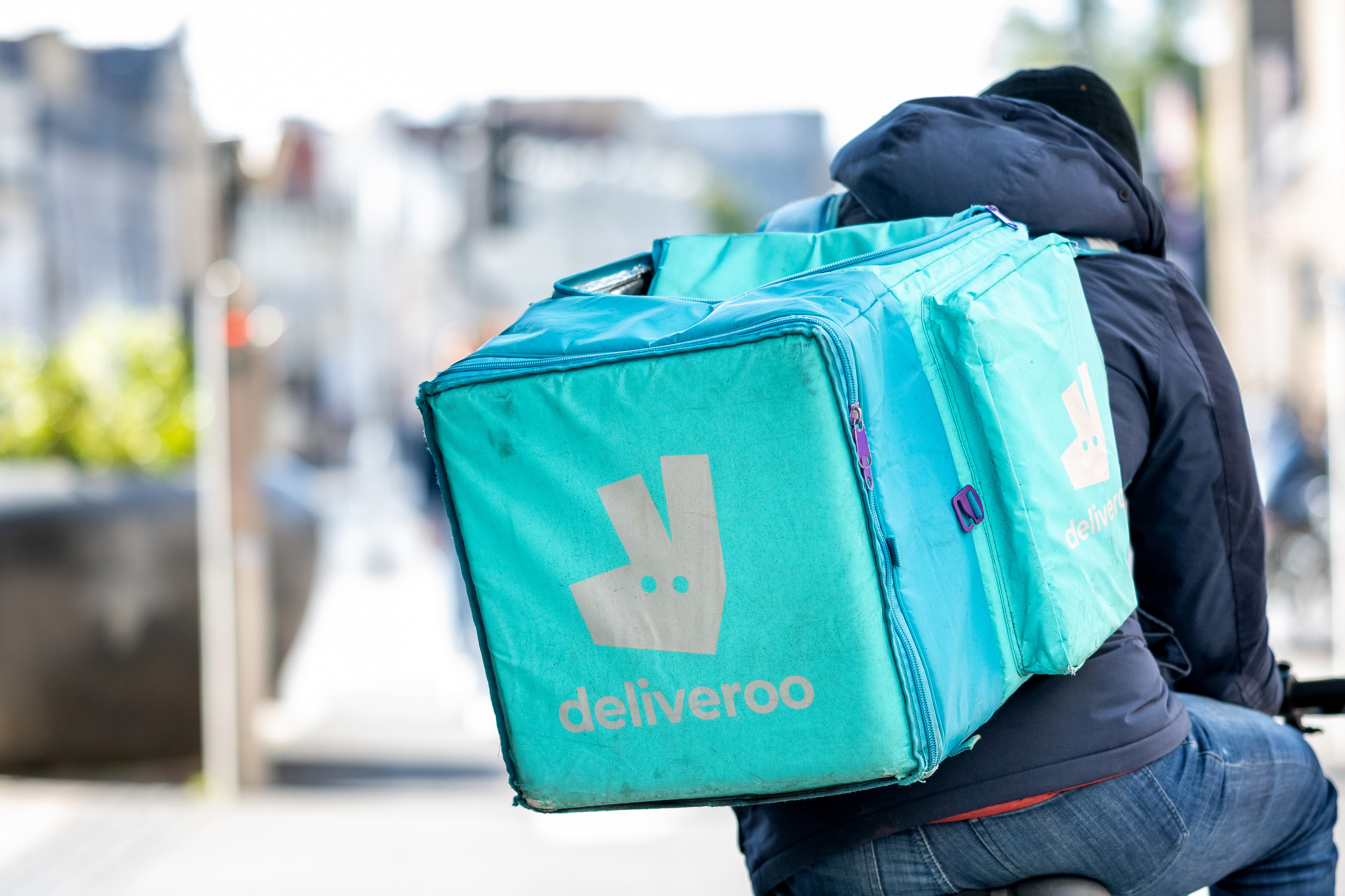 Состоятельные жители делают заказы через Deliveroo из местных винных магазинов