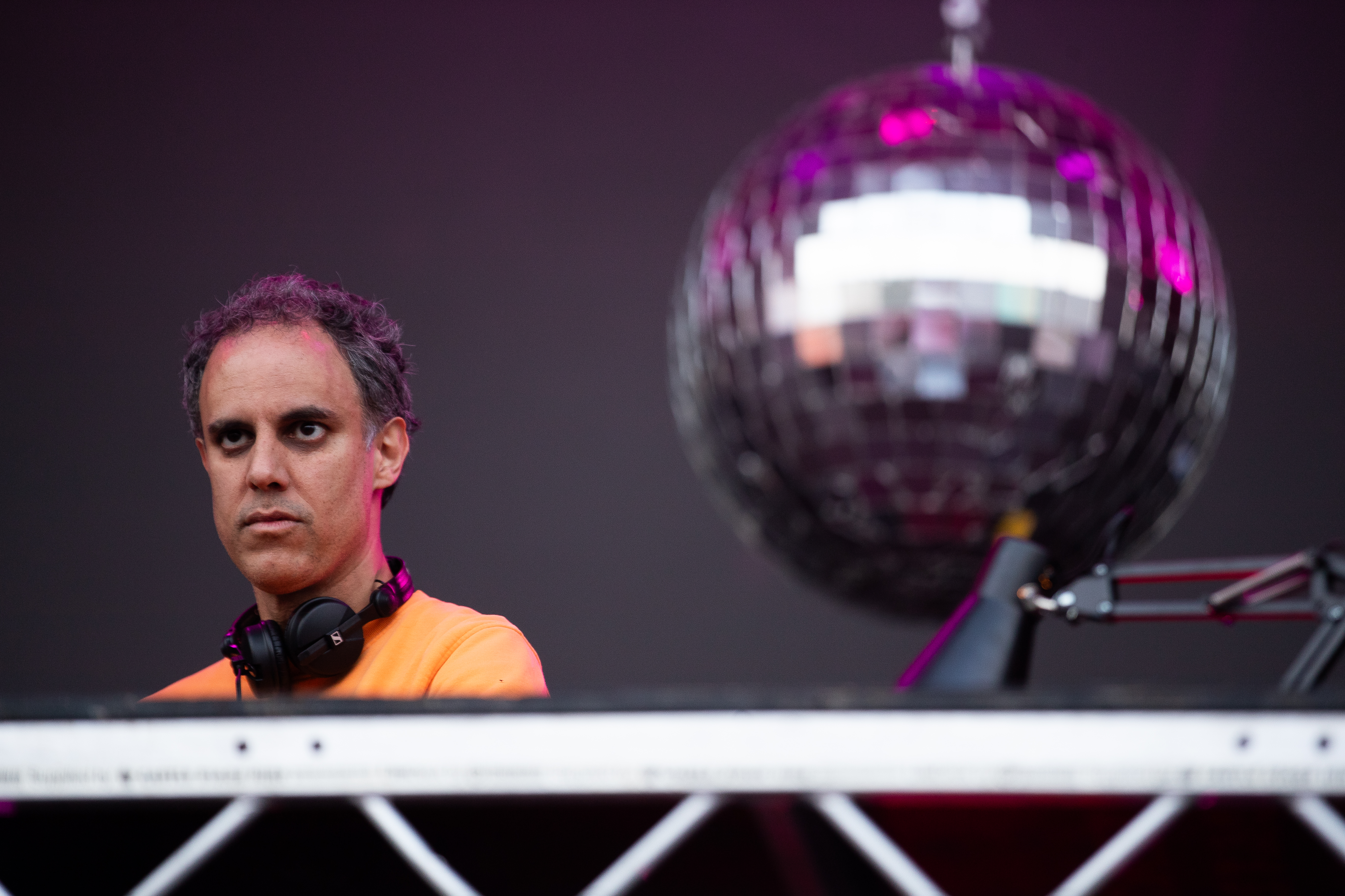 Four Tet выступает на открытом фестивале.