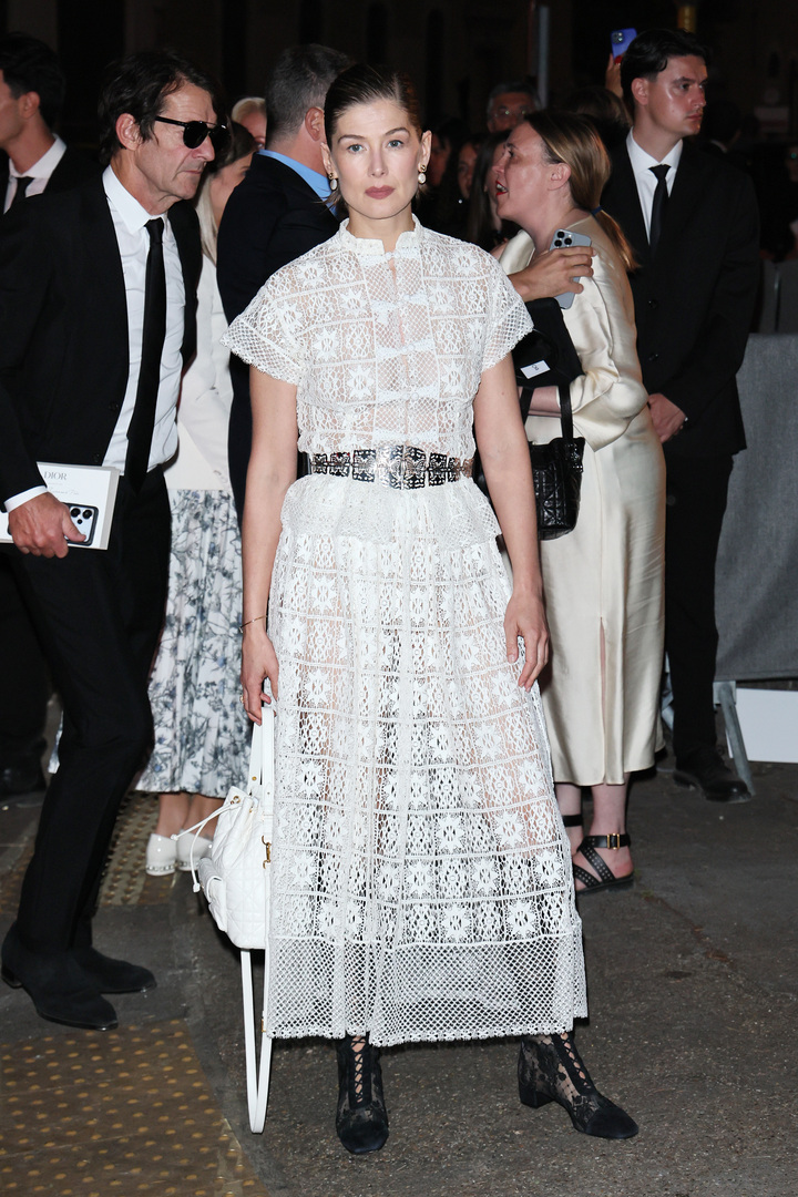 Розамунд Пайк на показе Dior Cruise 2025 в Риме.