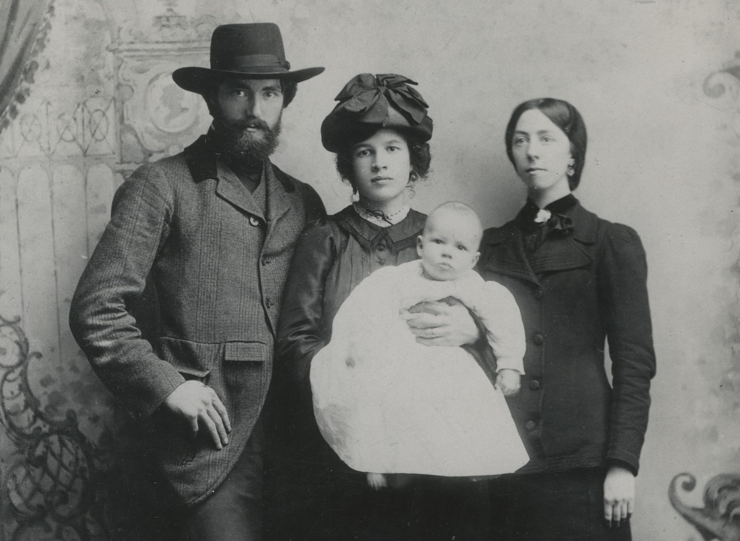 Чёрно-белое фото Огастуса, Иды, Гвен и Дэвида Джона в Ливерпуле в 1902 году.