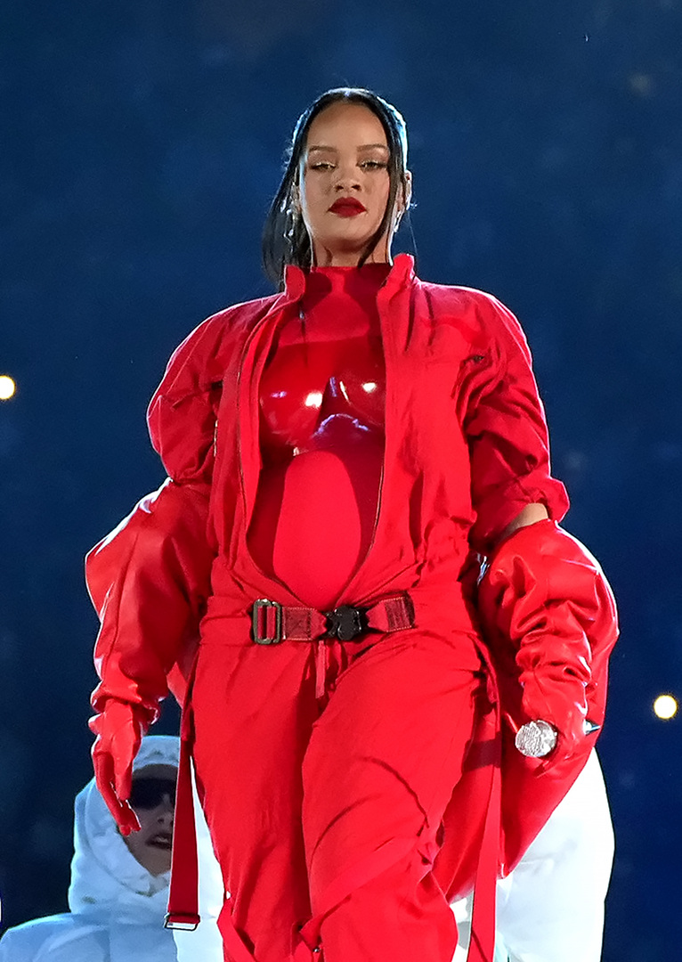 Рианна выступает на шоу перерыва Super Bowl LVII в Apple Music.