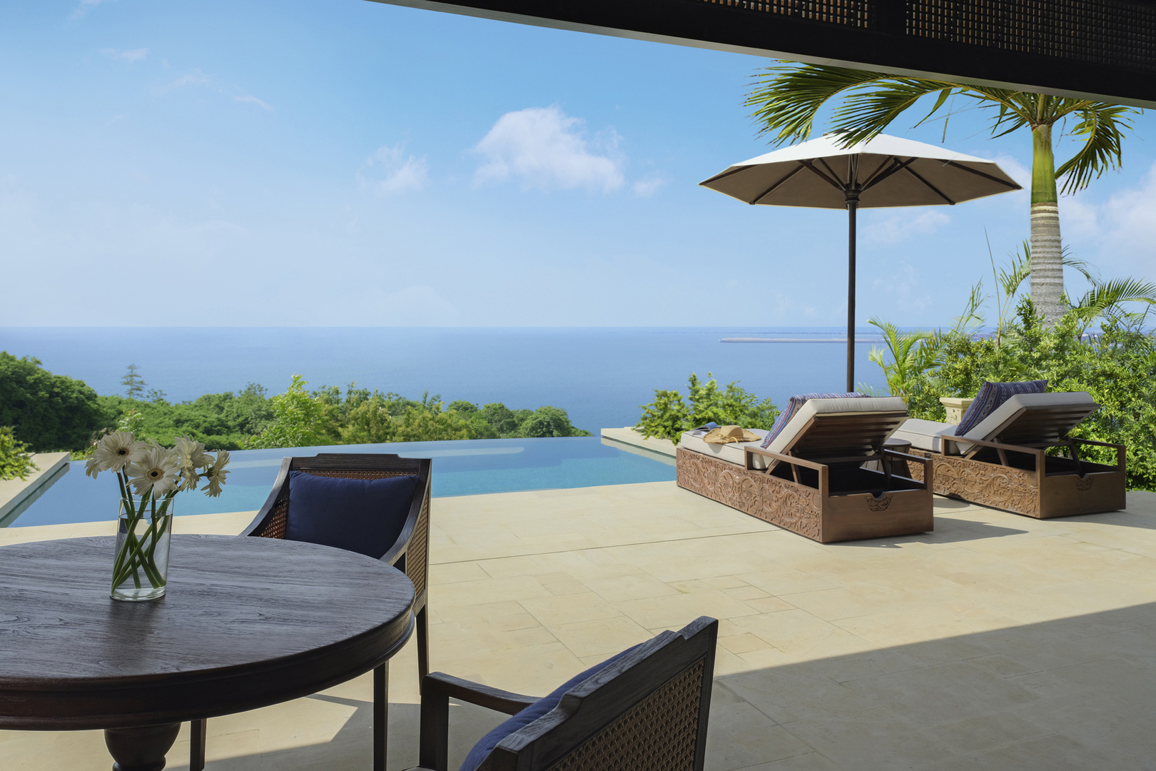 Вид на океан с частной террасы с бассейном в курорте Raffles Bali