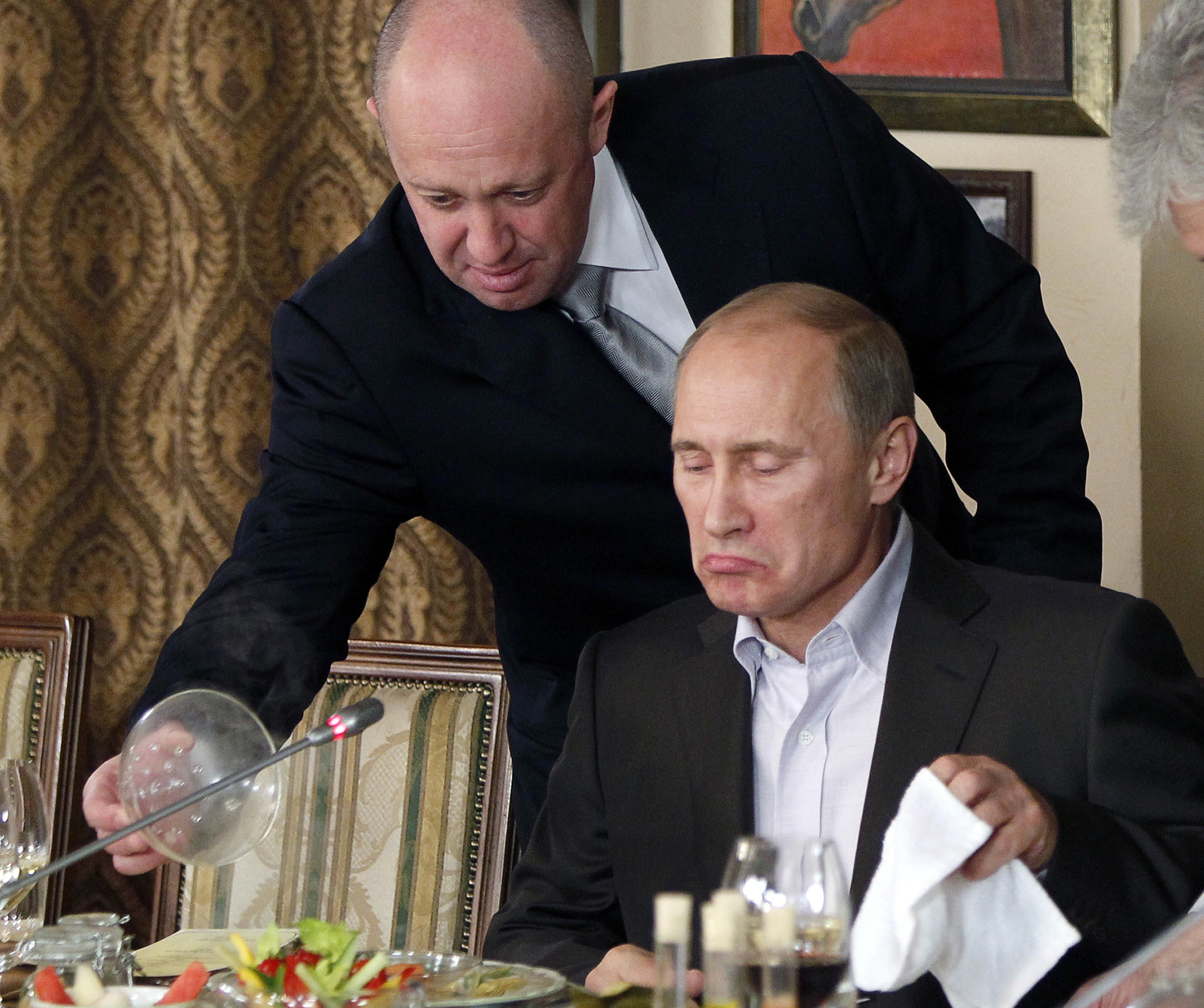 Евгений Пригожин угощает Владимира Путина в ресторане.