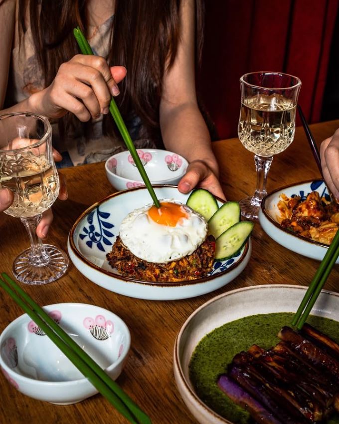 Жареный рис с fried egg и огурцом в ресторане Noodle and Beer.