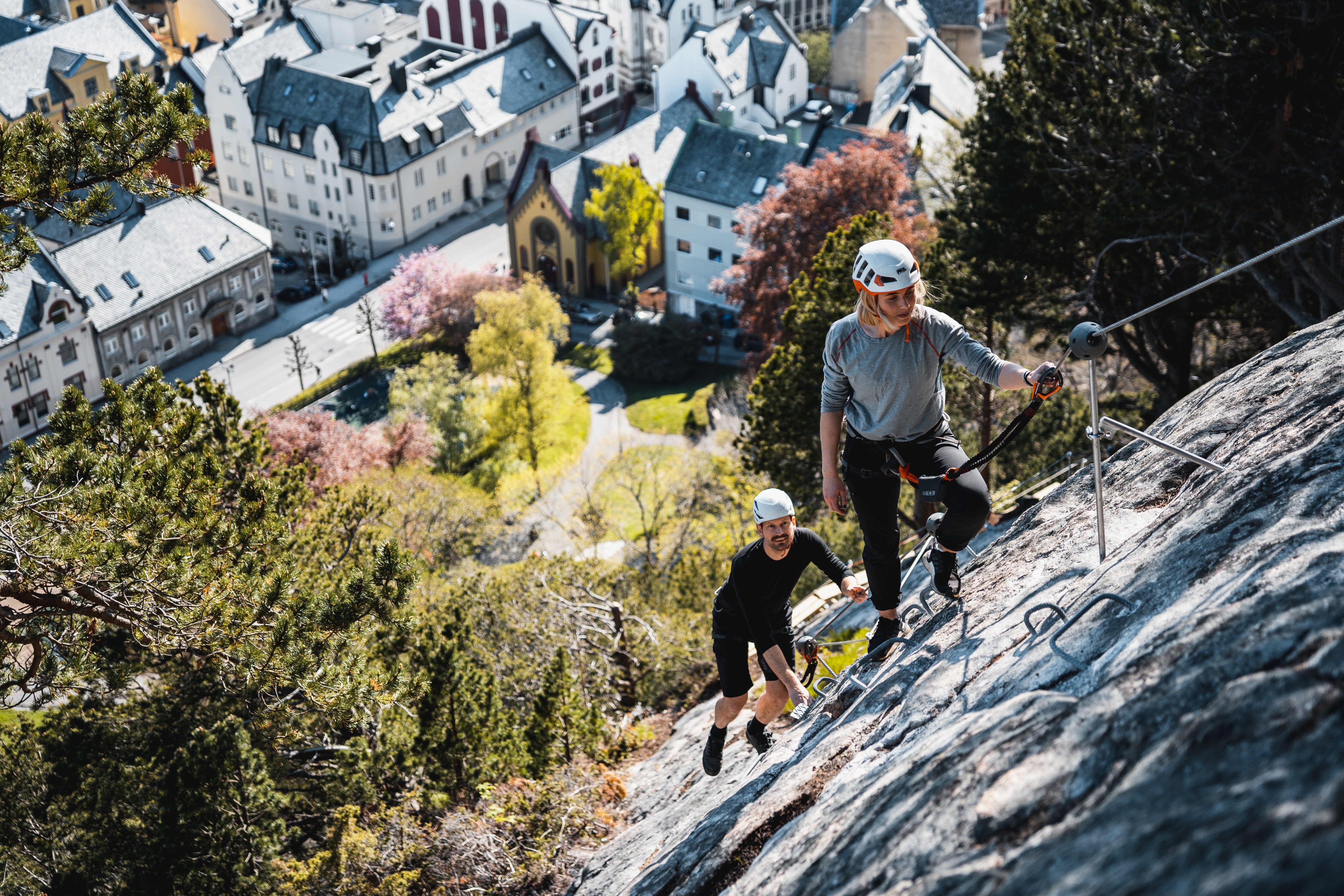 Преодолейте гору Аксла по маршруту via ferrata.