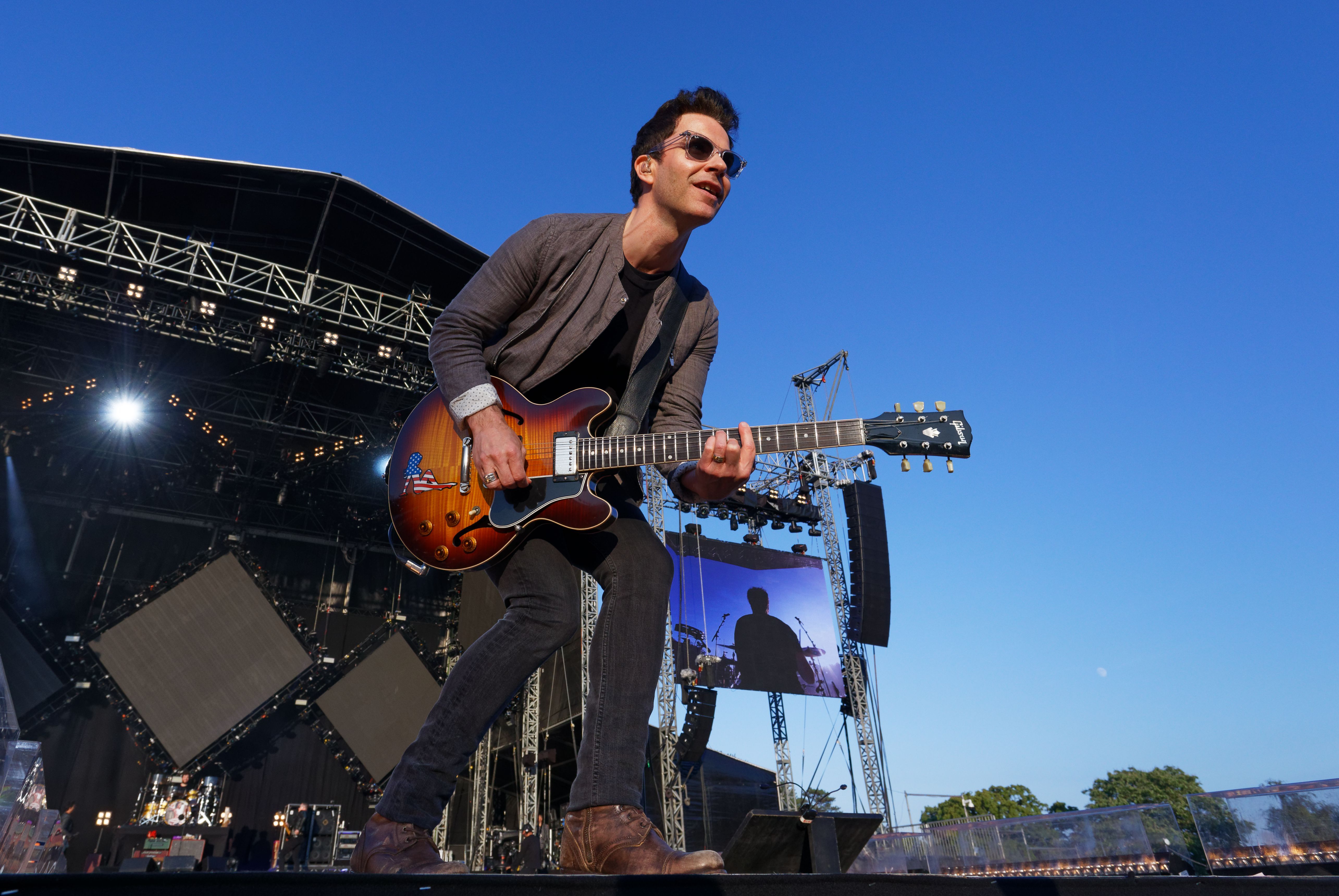 Келли Джонс из Stereophonics выступает на сцене на концерте.