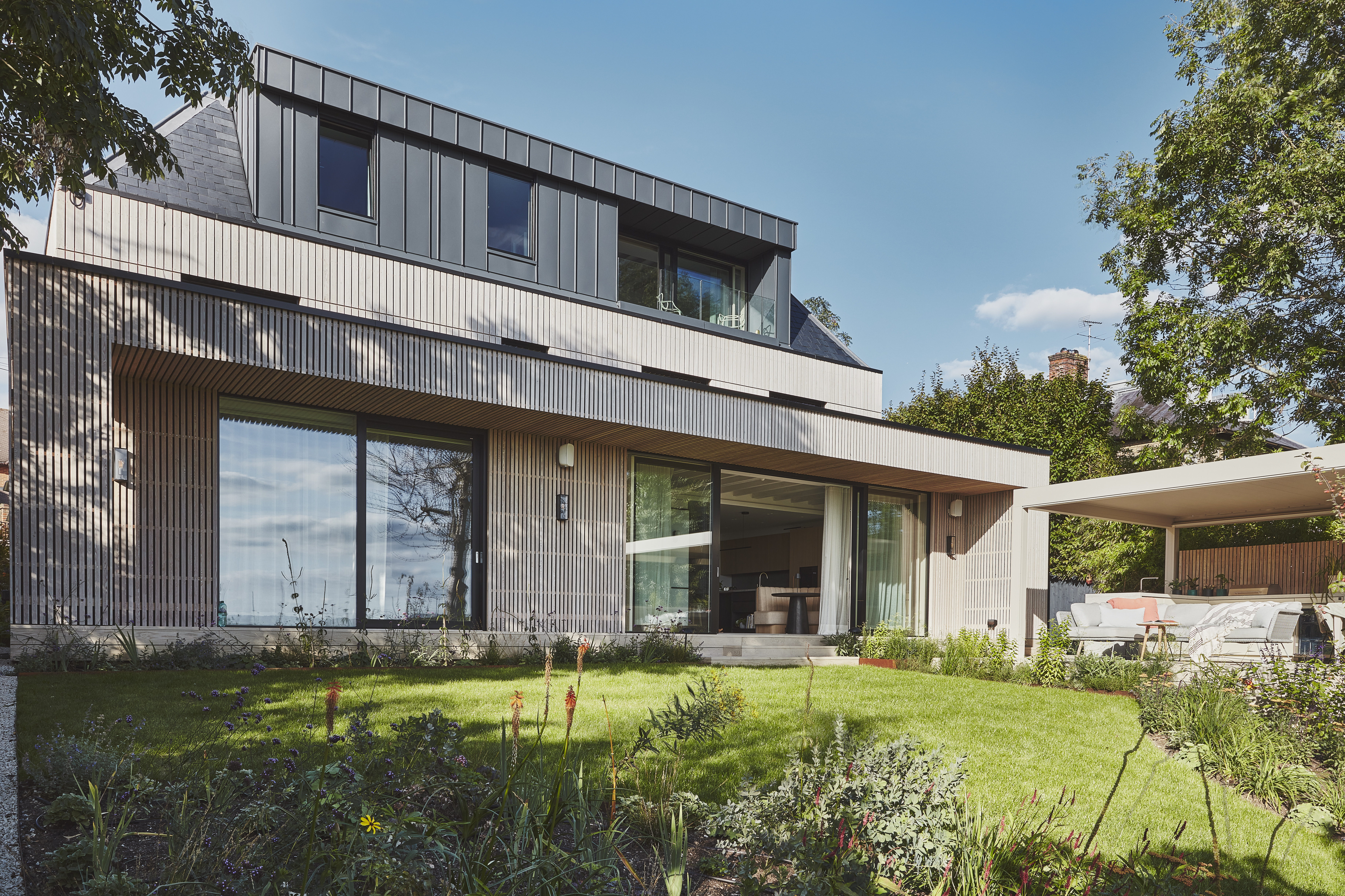 Ретрофитированный дом Passivhaus в Вимблдоне с садом.