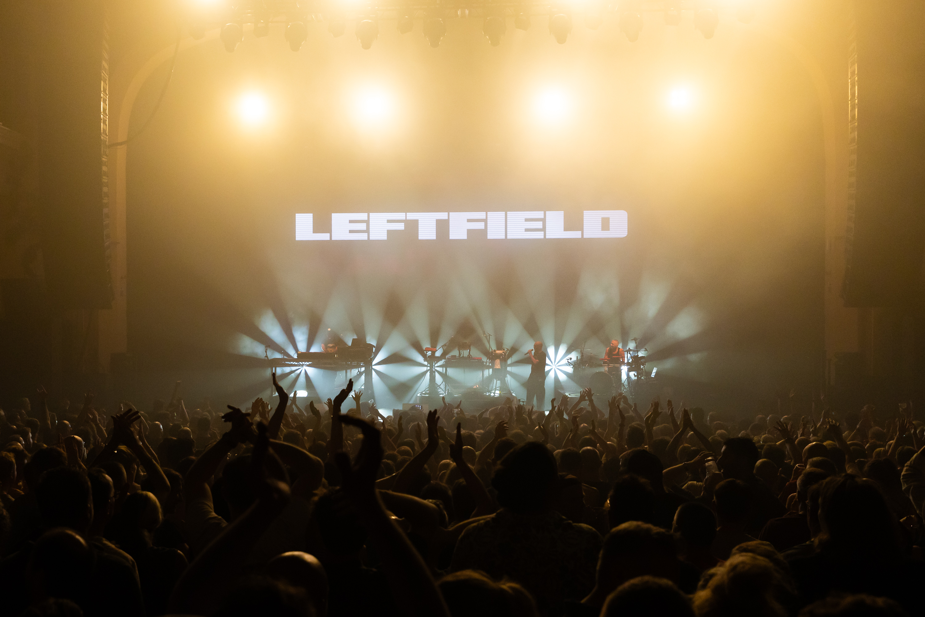 Leftfield выступает вживую в O2 Academy Brixton.