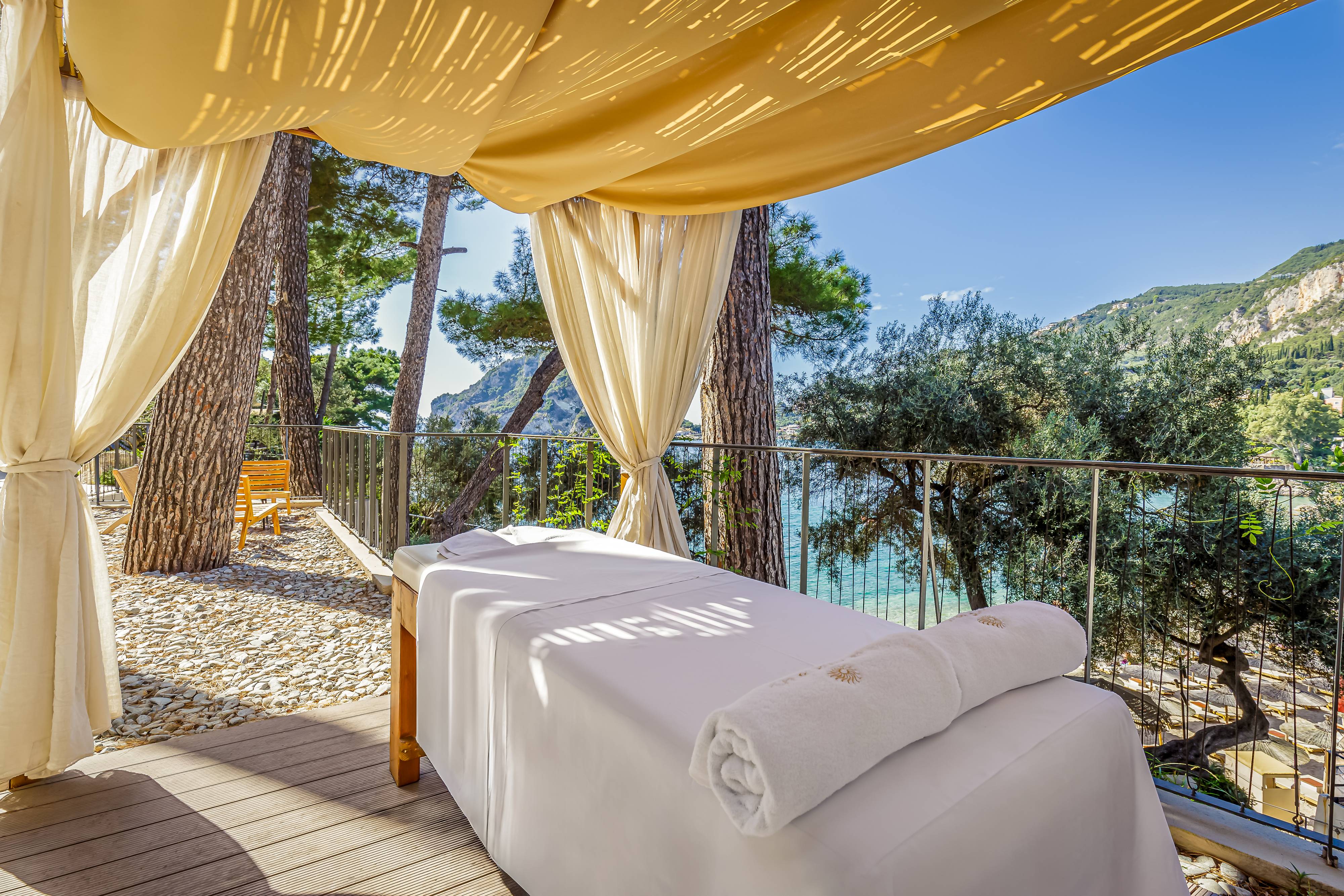 Оборудование для спа-процедур на улице в отеле Akrotiri Beach Resort на Корфу