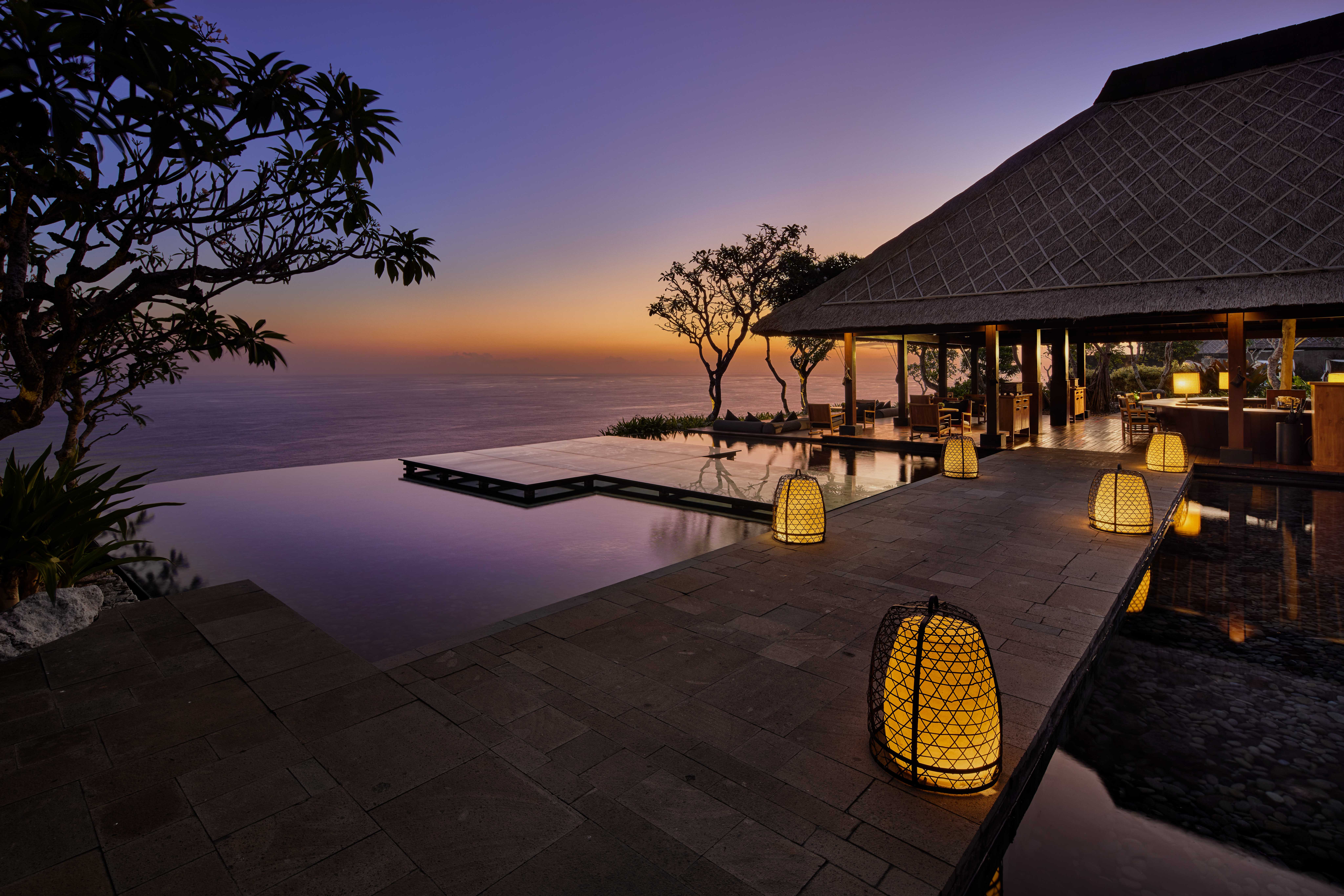С захватывающим видом из Bulgari Resort Bali, Улувату, отражающим его роскошные условия. 