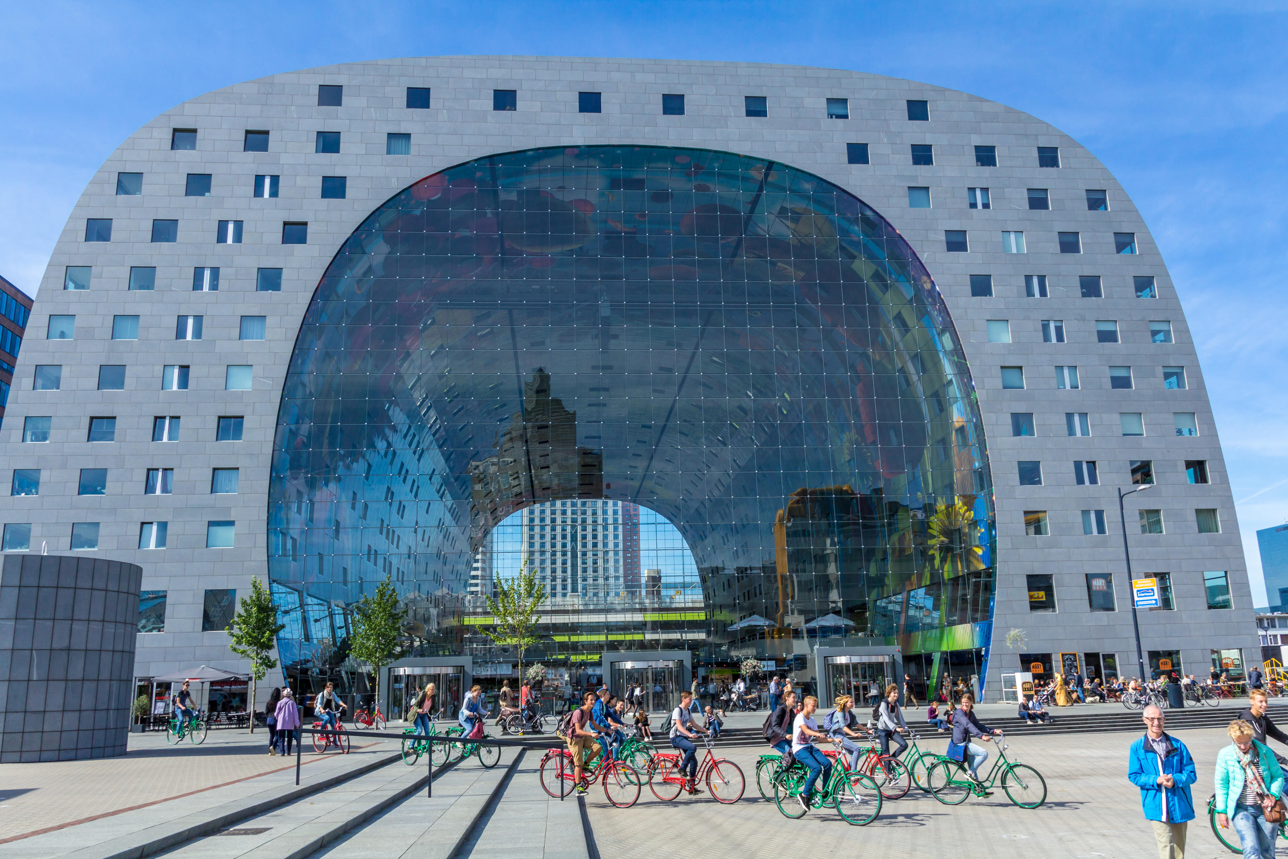 Markthal в Роттердаме предлагает более 80 продуктовых лавок, что является экономичным вариантом для обеда (47 фунтов стерлингов для семьи из пяти человек)