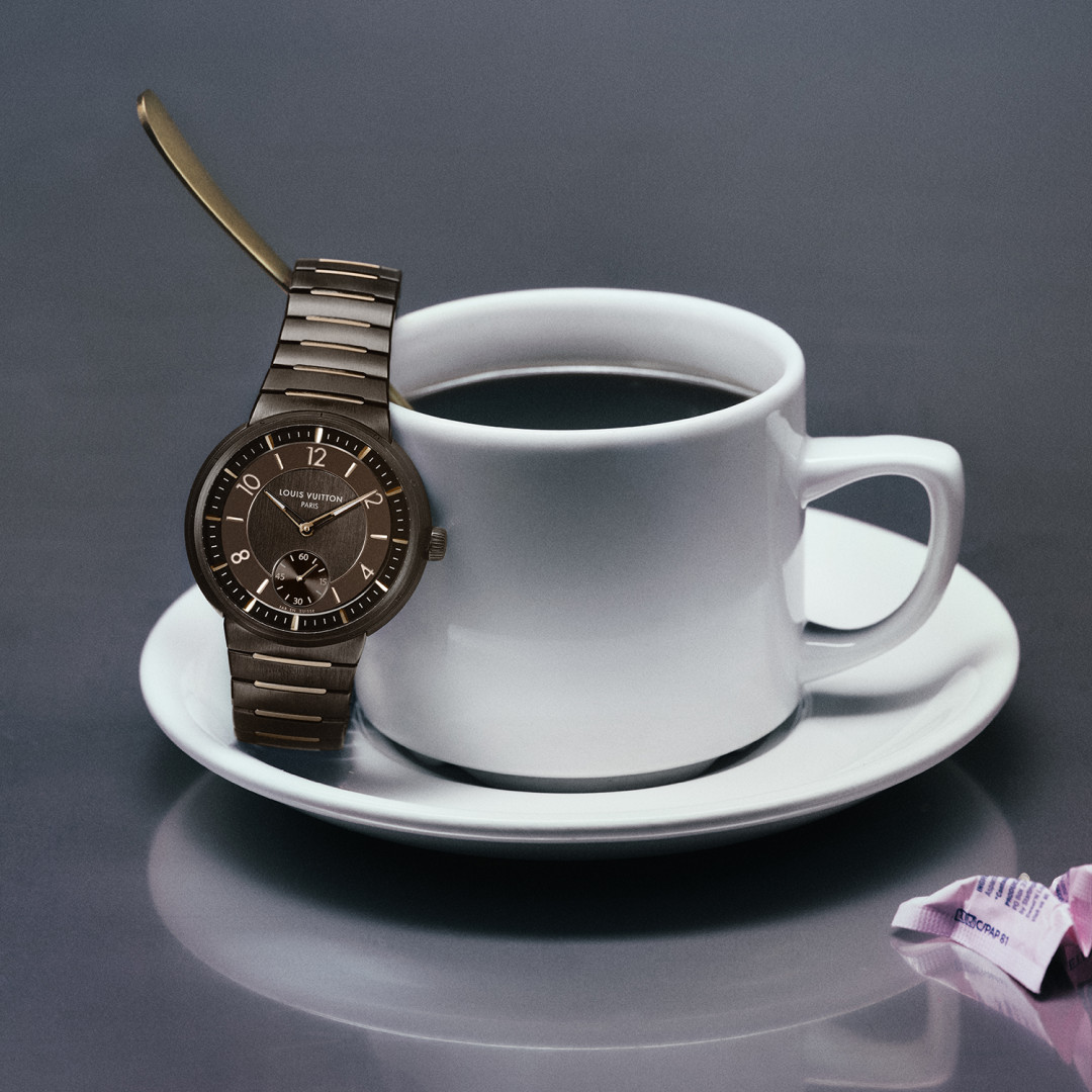 Часы Louis Vuitton Tambour Automatic в чашке кофе.